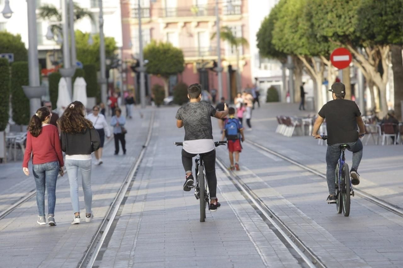 Ciclistas y peatones por la plataforma tranviaria de la calle Real, en una imagen de archivo