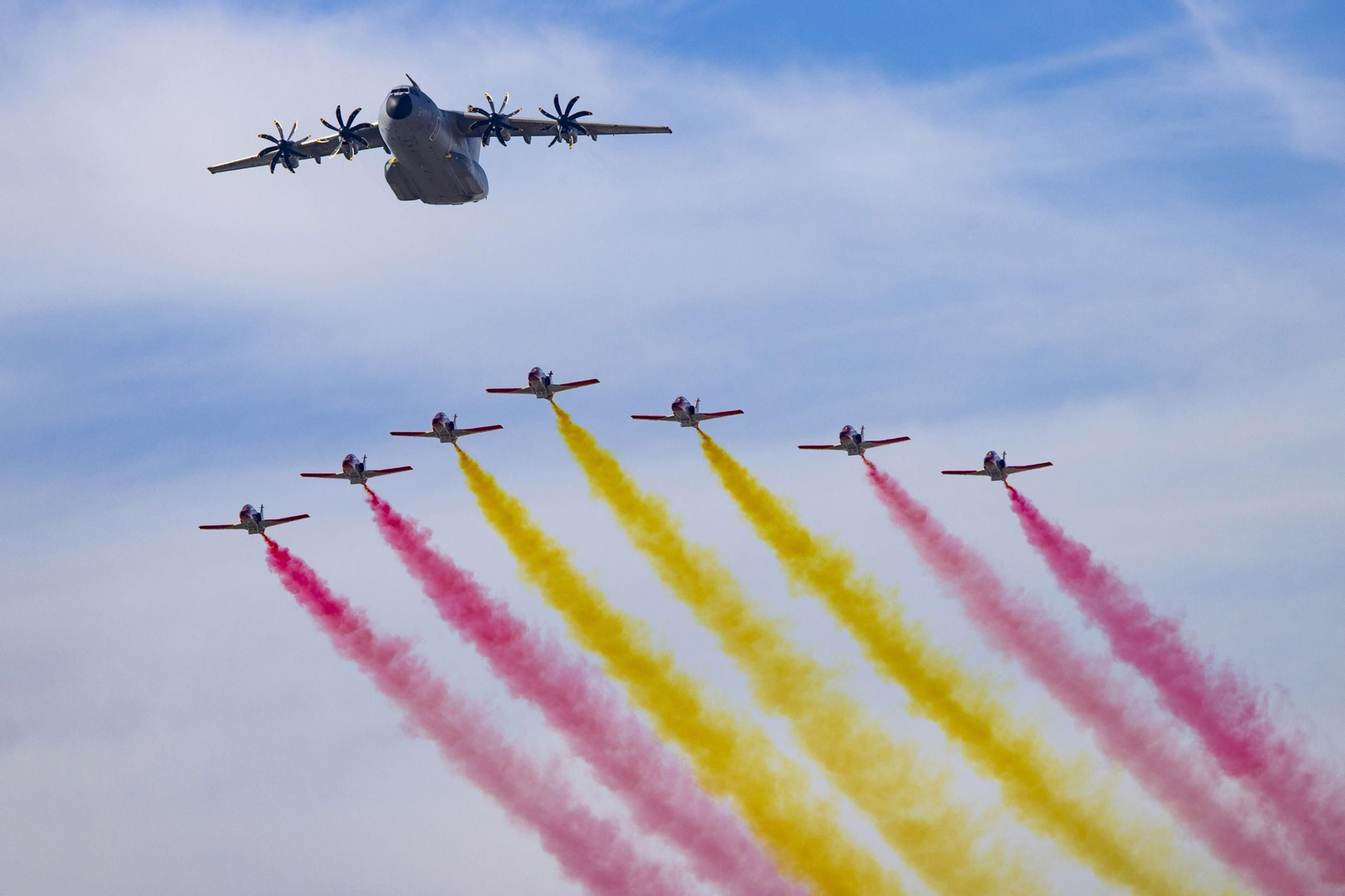 Espectaculares fotos de las acrobacias de la Patrulla Águila: cuatro décadas surcando los cielos