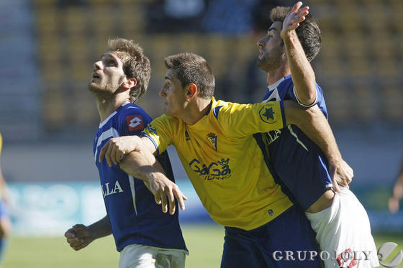 Belencoso, emparedado entre dos defensas. 

Foto: Julio Gonzalez