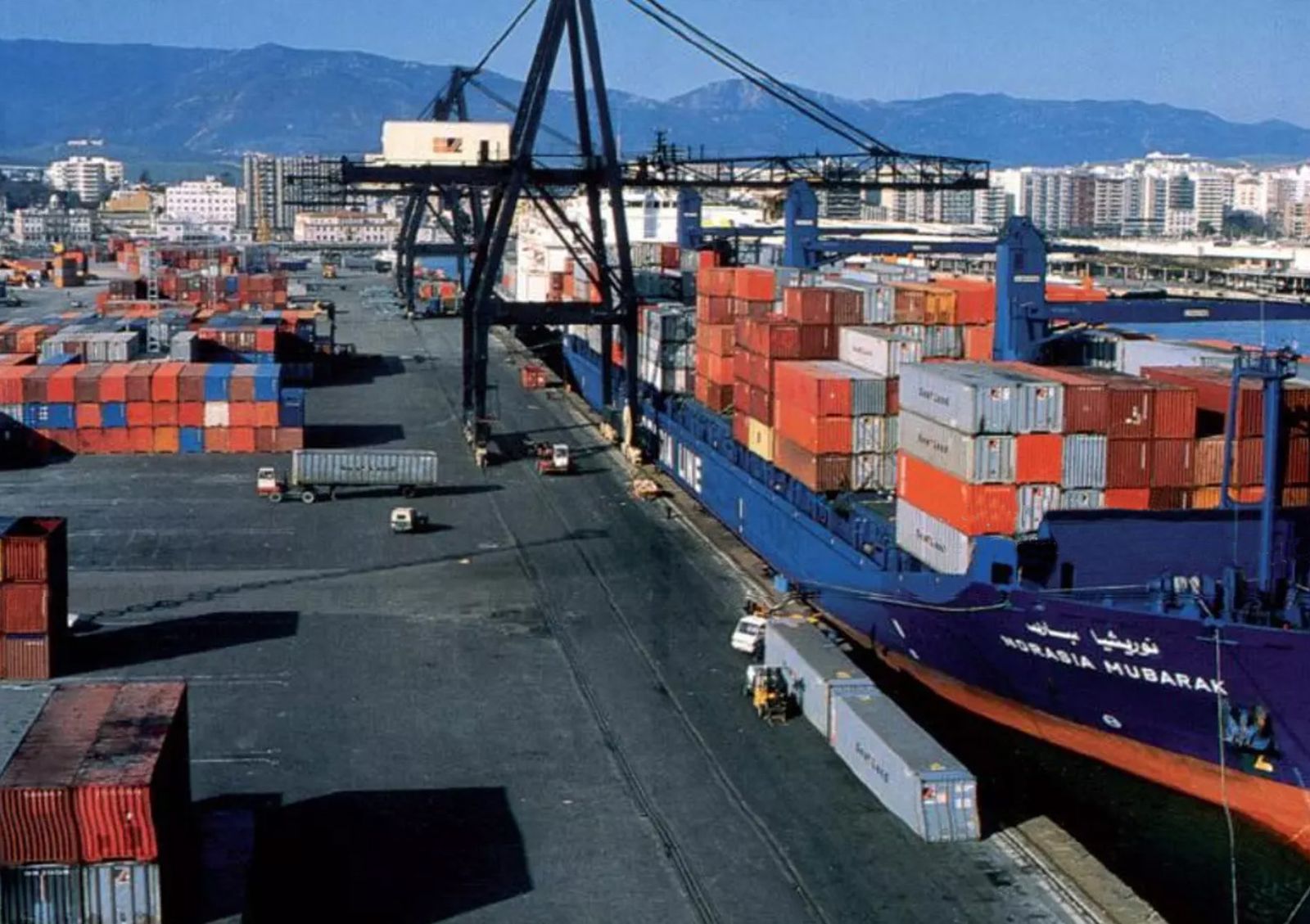 Portacontenedor y contenedores de Sea Land en el muelle de la Isla Verde.