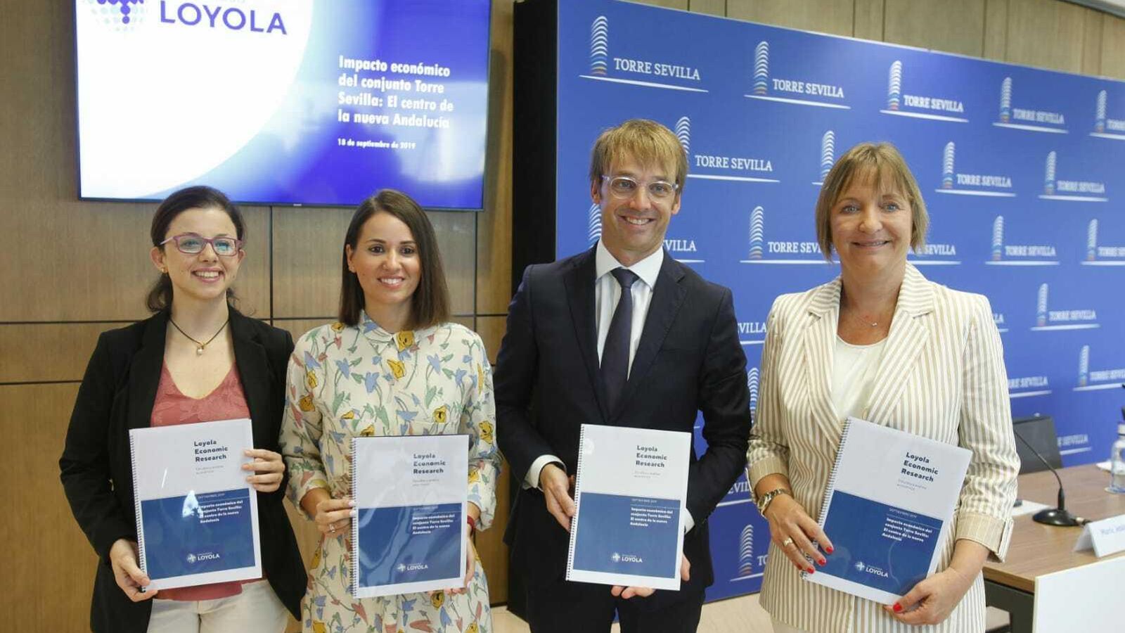 Pilar Campoy, María del Carmen Delgado, Jordi Soldevila y María Jesús Catalá, en la presentación del informe de Torre Sevilla este miércoles en la planta 18 del rascacielos.
