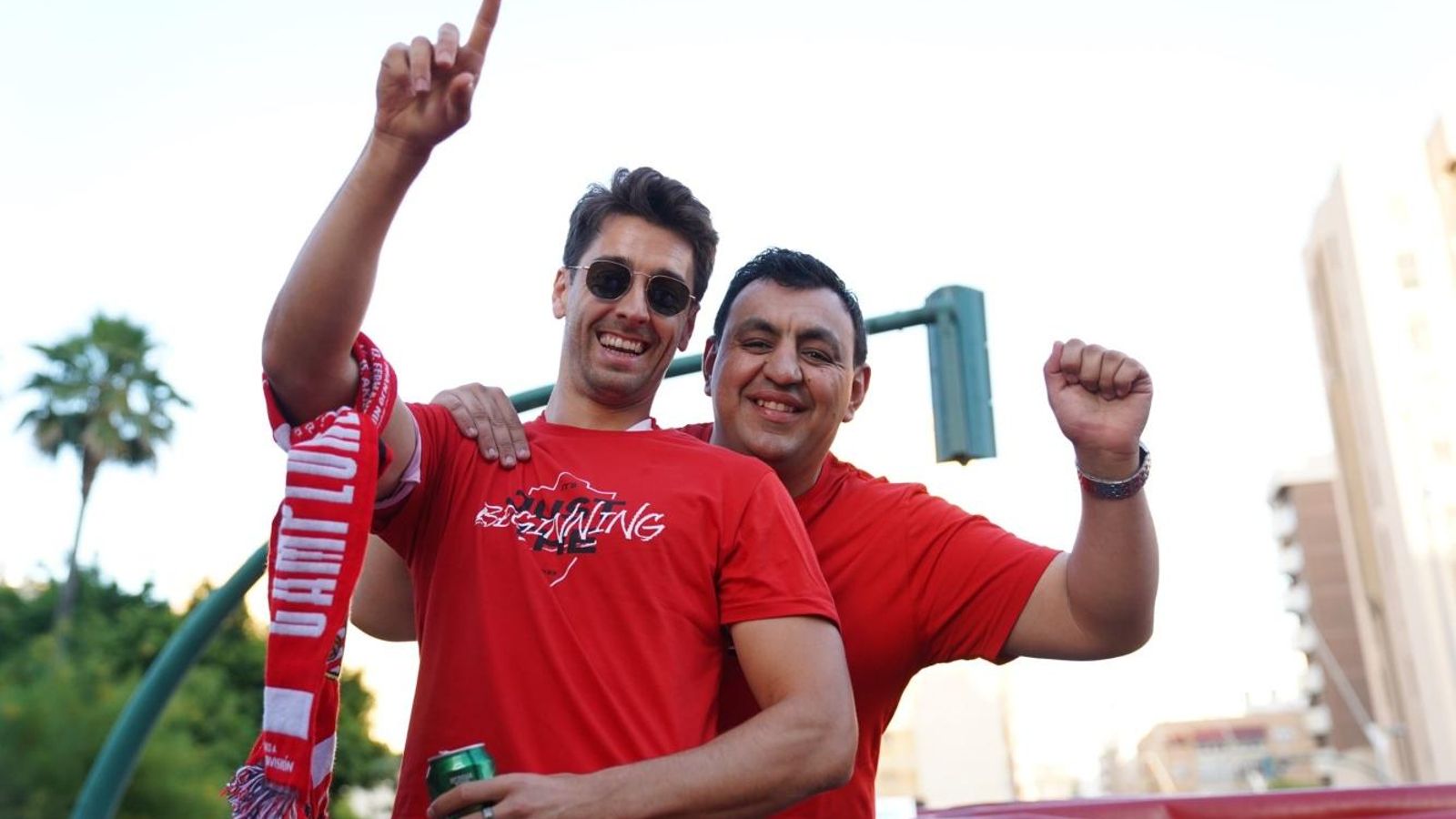 César de la Hoz y Sedik celebran el ascenso de 2022.