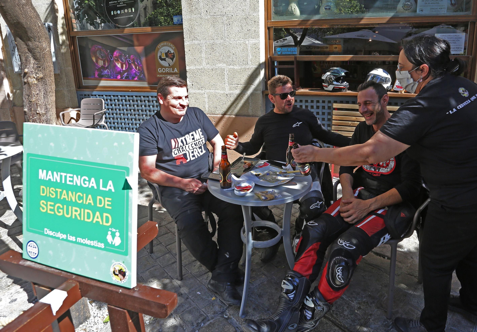 Moteros en un bar del centro durante el fin de semana del puente festivo.