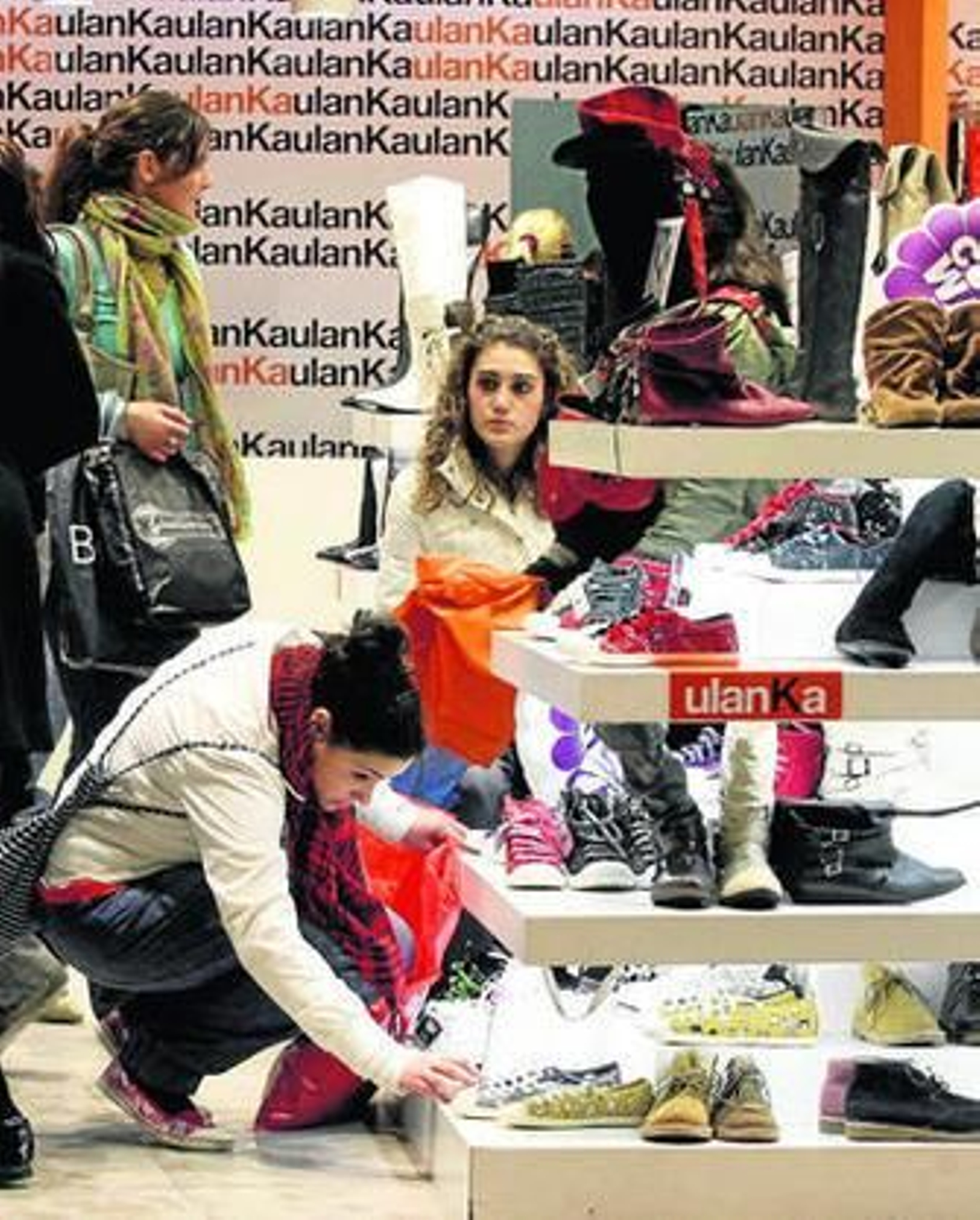 Clientes en una zapatería del centro de Sevilla.