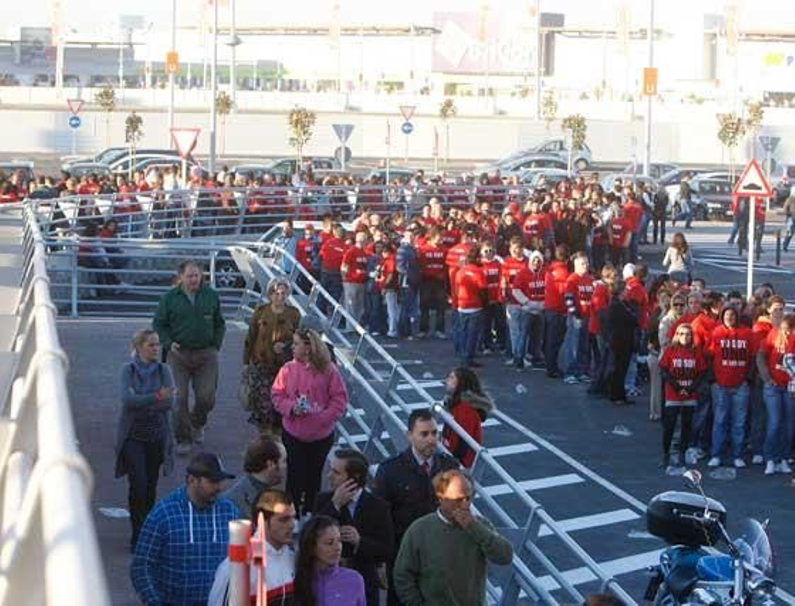 Los responsables de las tiendas facilitaron café y mantas a todas las personas que pasaron la noche en el exterior

Foto: miguel angel gonzalez