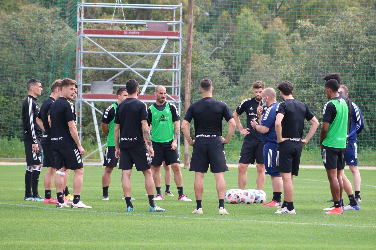 Abraham García da órdenes en un entrenamiento.
