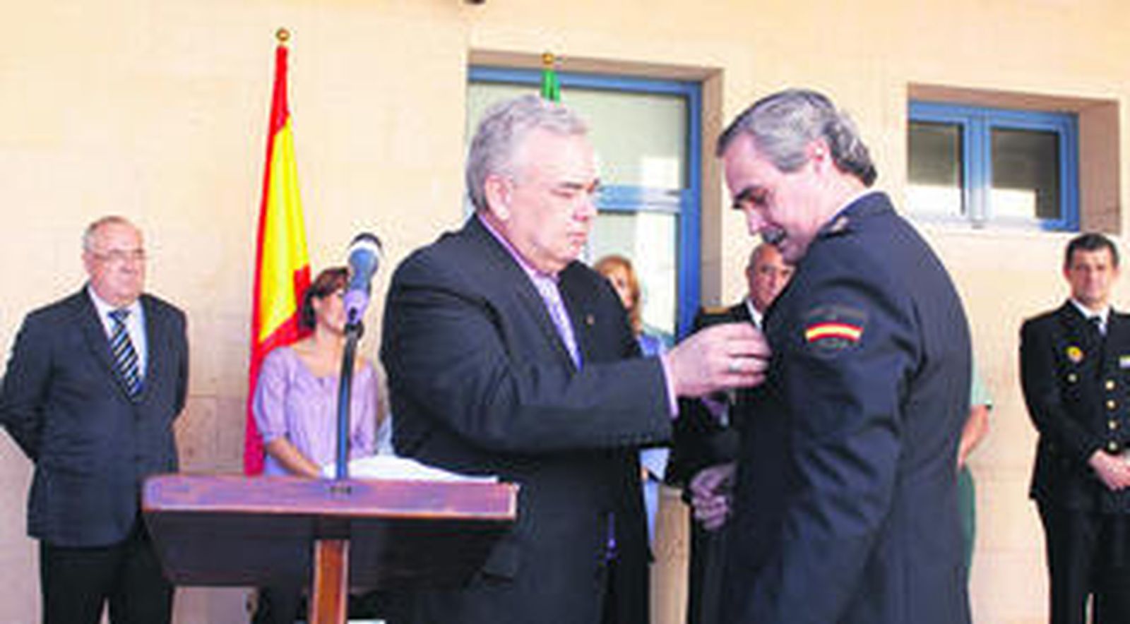El director de Botafuegos condecora al comisario del Cuerpo Nacional de Policía de Algeciras durante la festividad de La Merced de ayer.