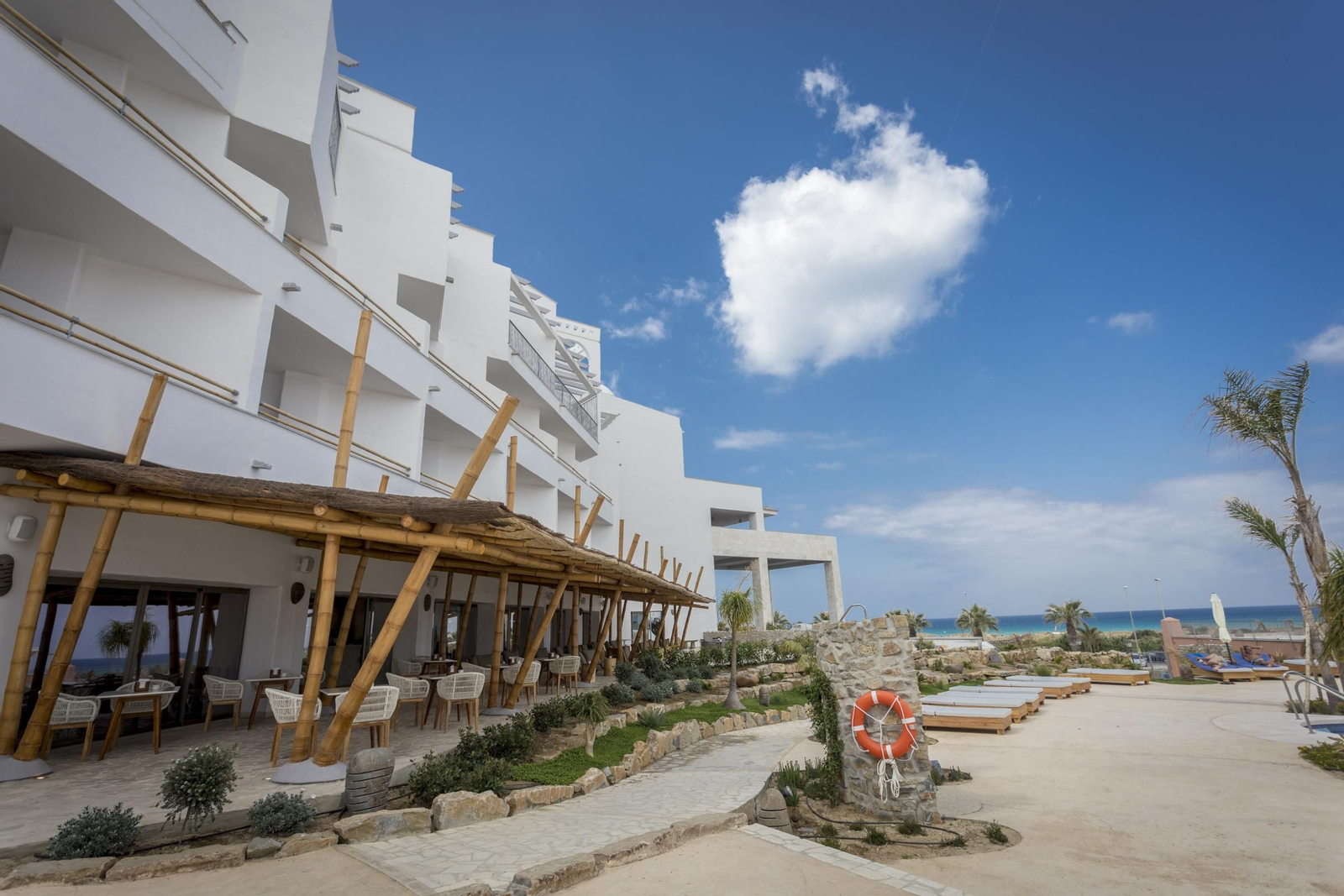 El hotel Zahara Beach & Spa, en imágenes