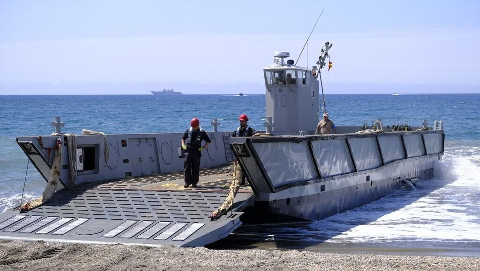 Desembarco del Tercio de Armada de San Fernando en la playa del Perdigal en lanchas LCM.