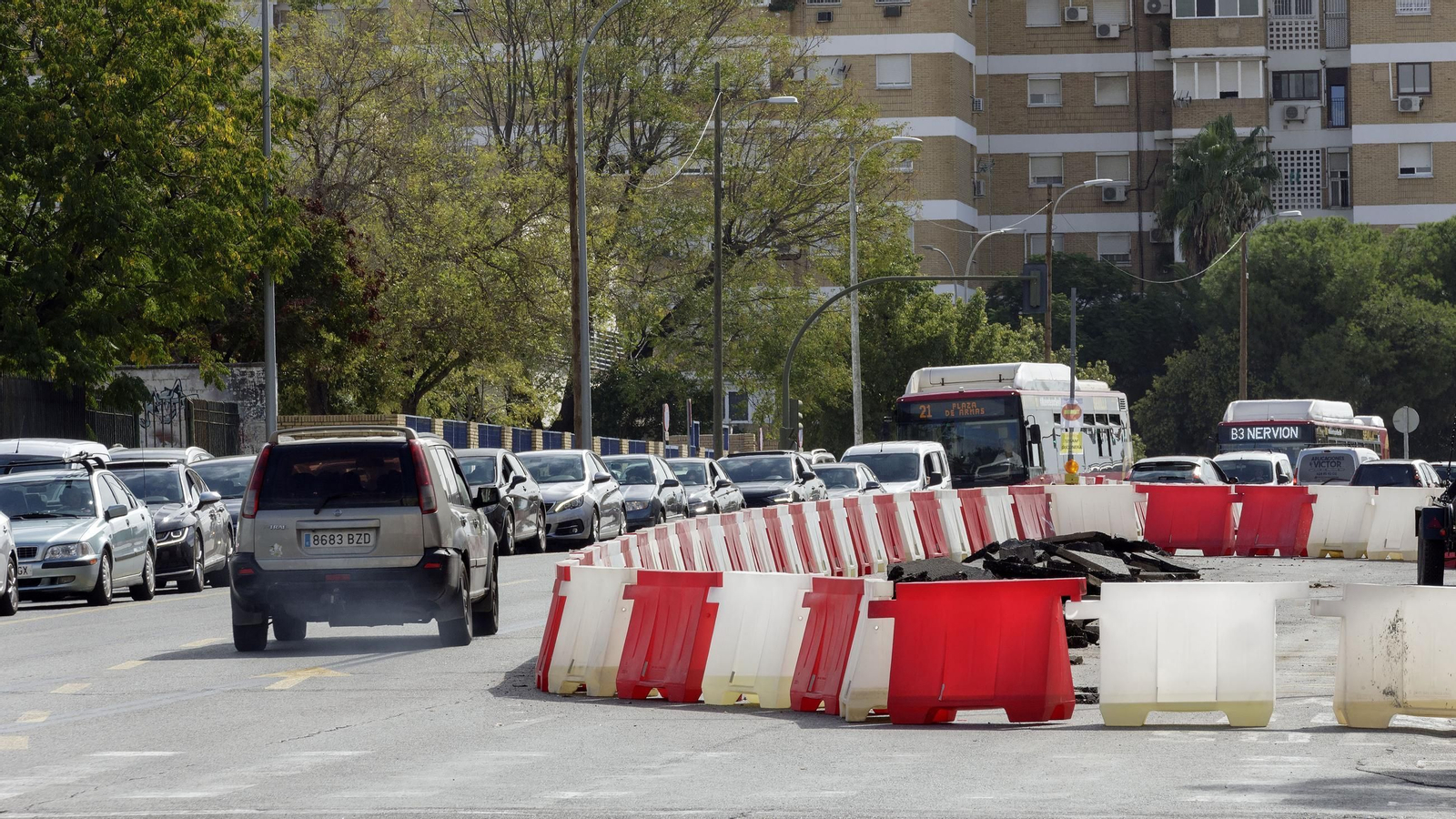 Obras de la construcción del carril del tranvibus que conectará Santa Justa, Sevilla Este y Torreblanca