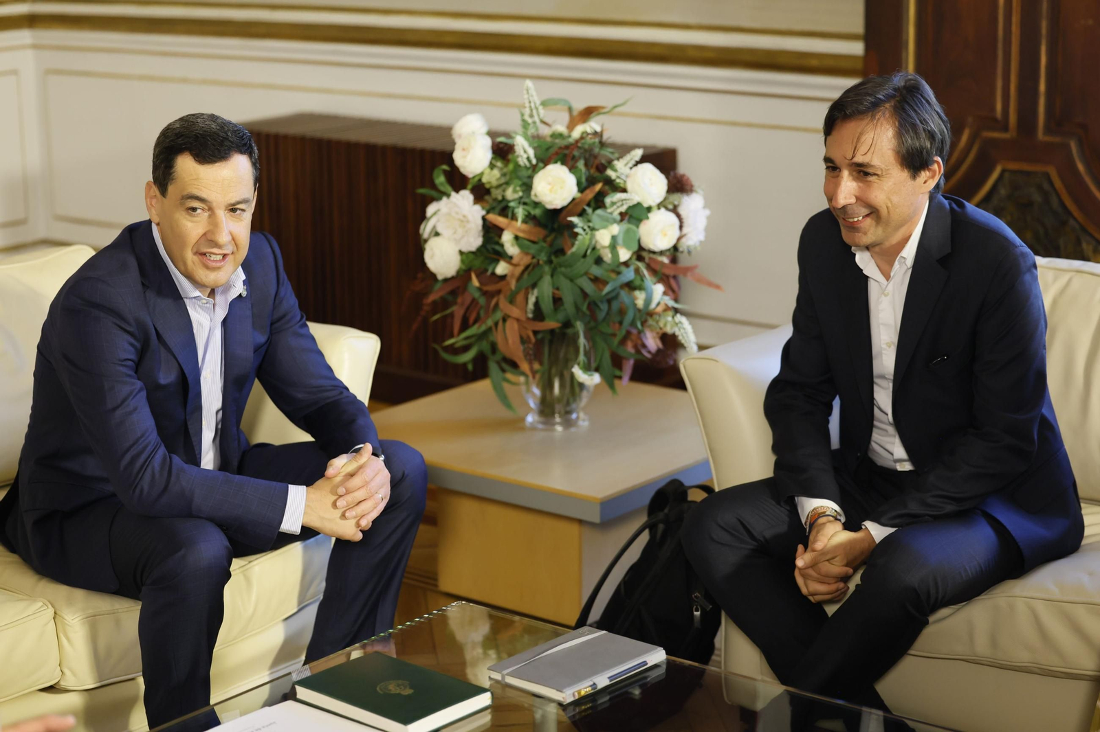 el presidente de la Junta de Andalucía, Juanma Moreno, y el presidente de Microsoft España, Francisco Salcedo.