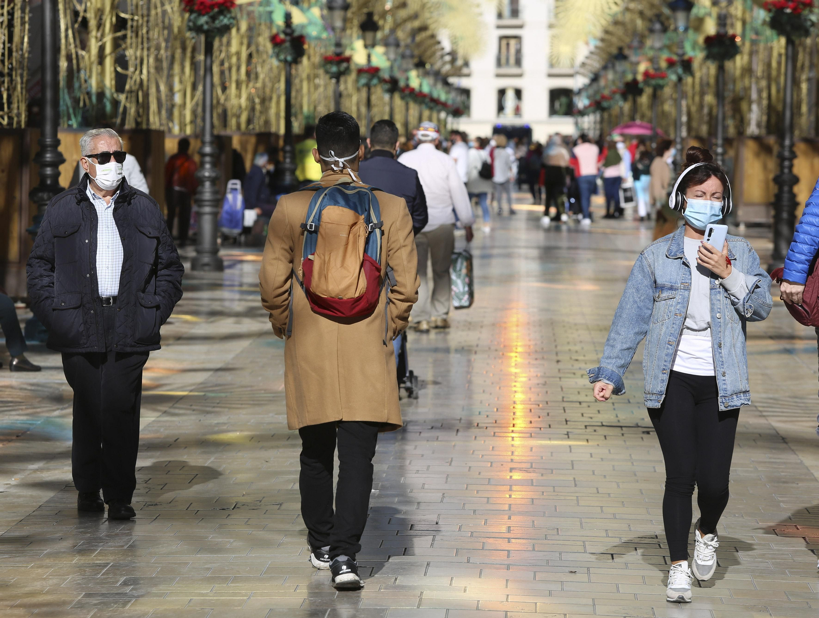 Varias personas por la calle Larios.