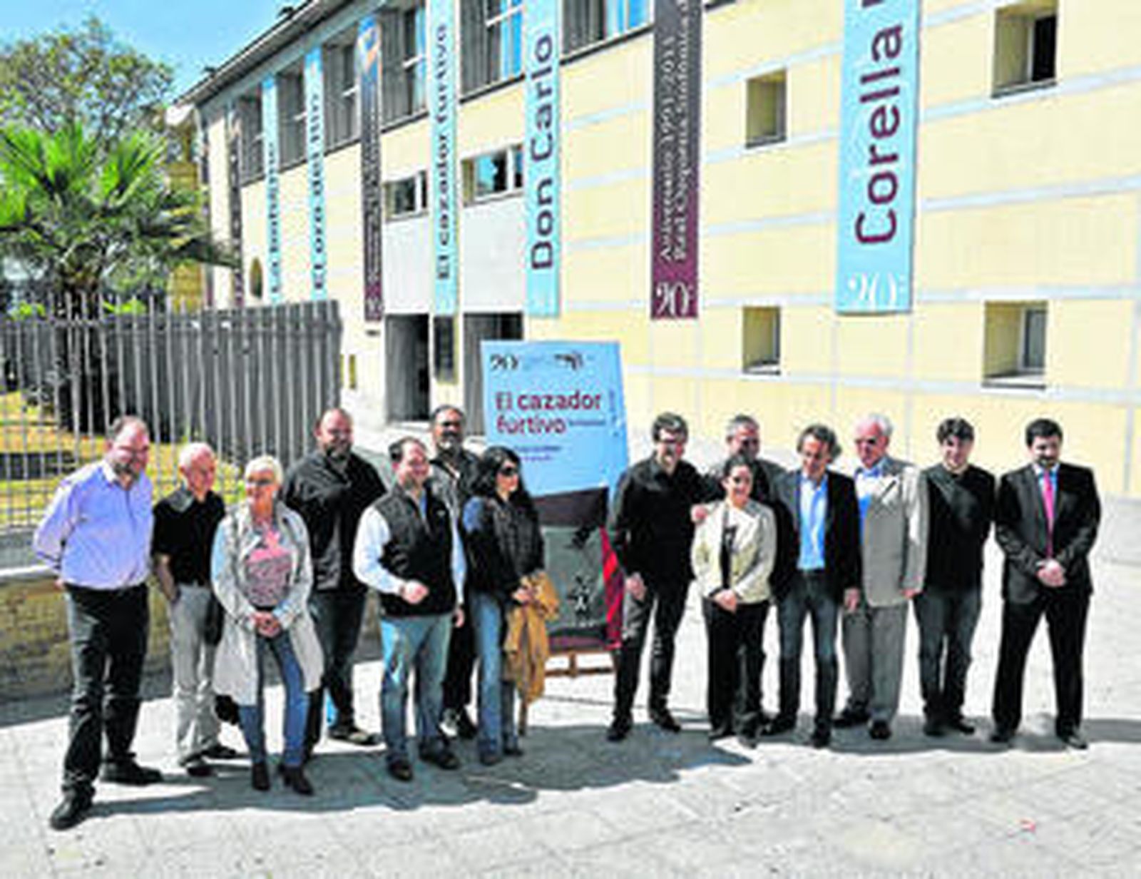 Los responsables de esta producción del Teatro Estatal de Baden posan junto al Maestranza.