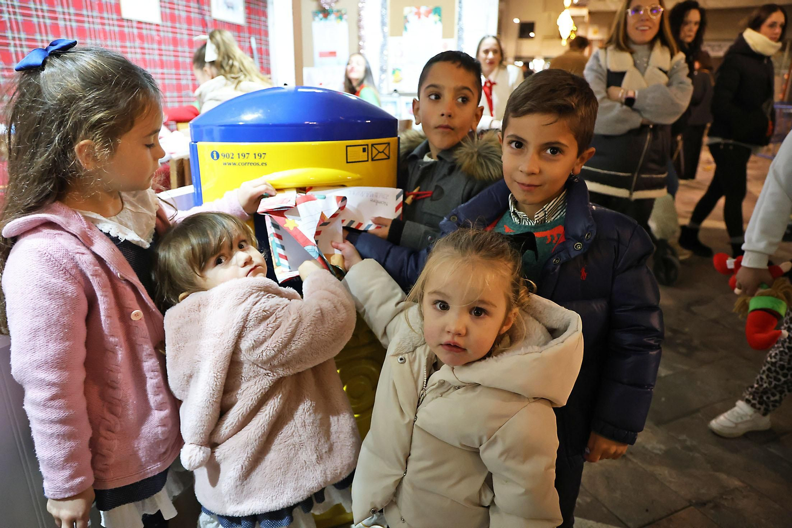 imagenes de los elfos y niños en la estafeta de correos de Huelva