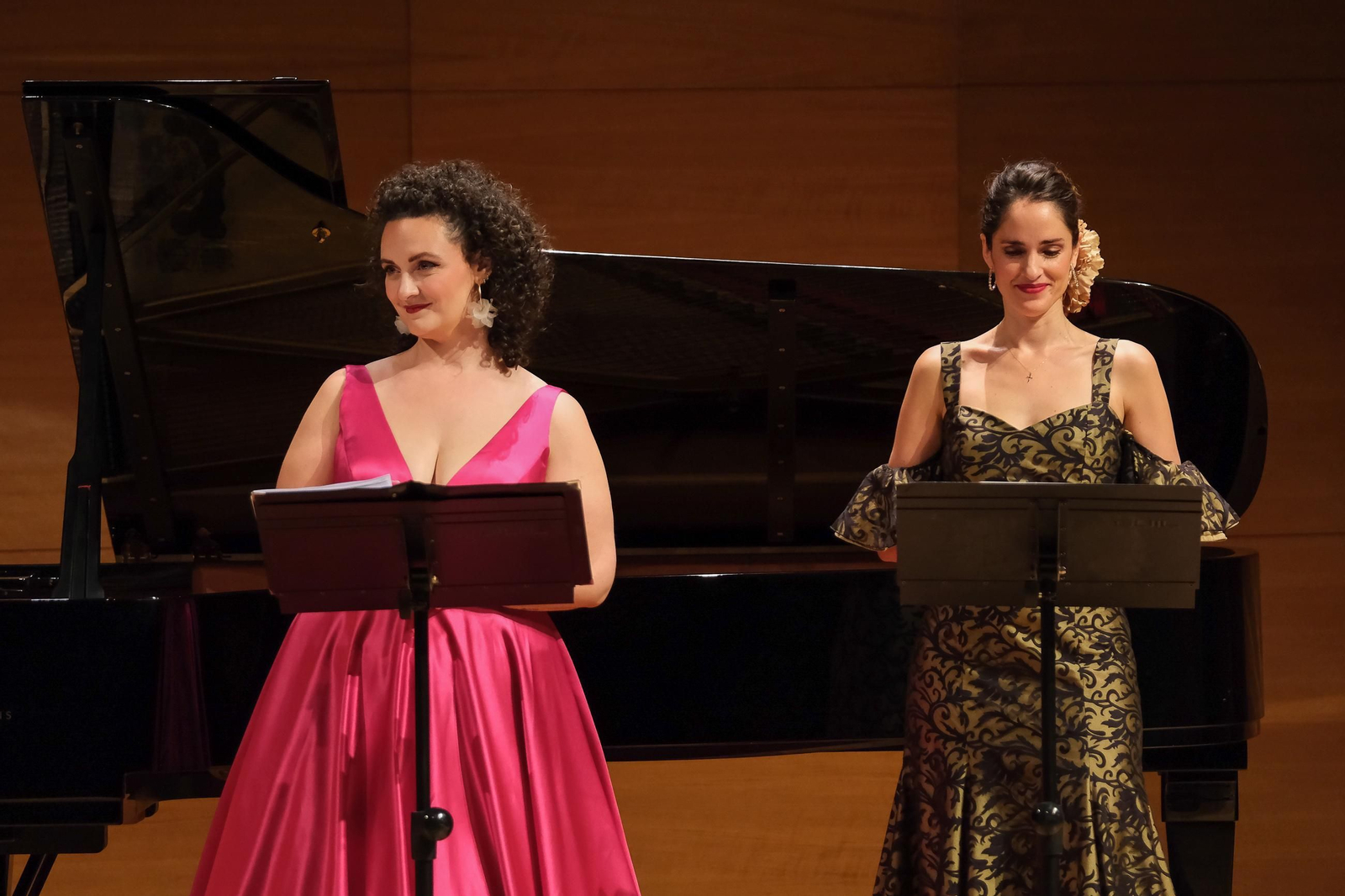 Mónica Redondo y Elena Sancho españoleando.