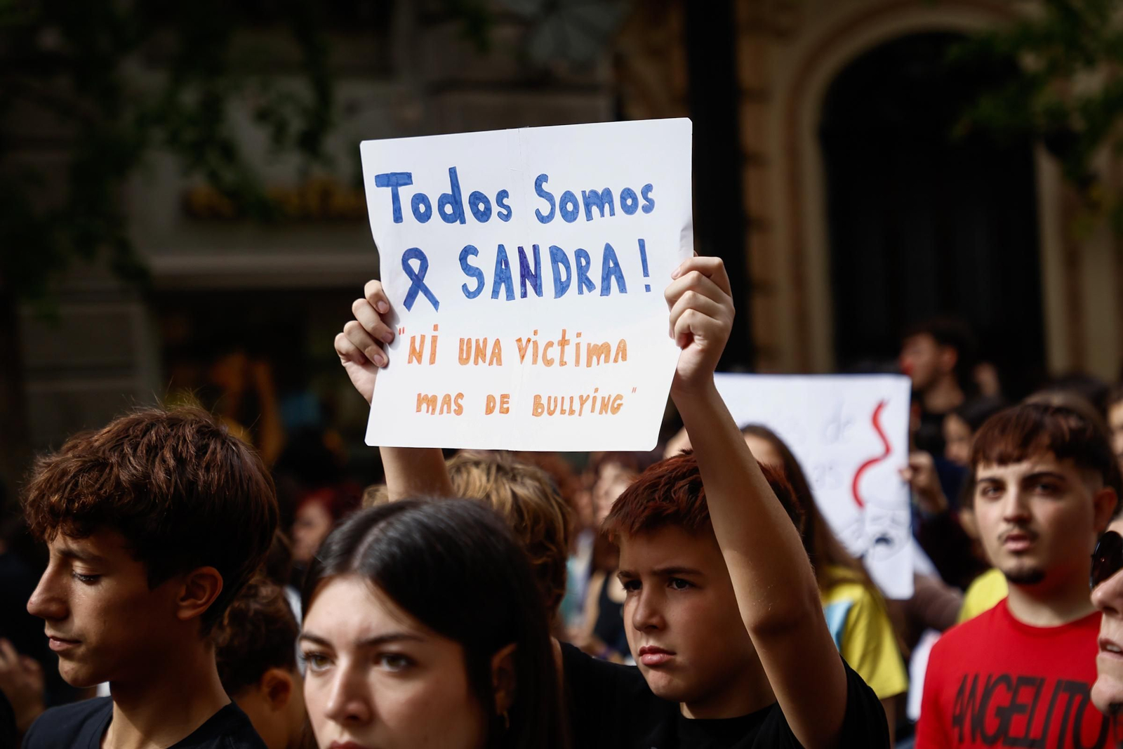 Unas 3.000 personas se manifiestan contra el acoso escolar en Granada: las imágenes