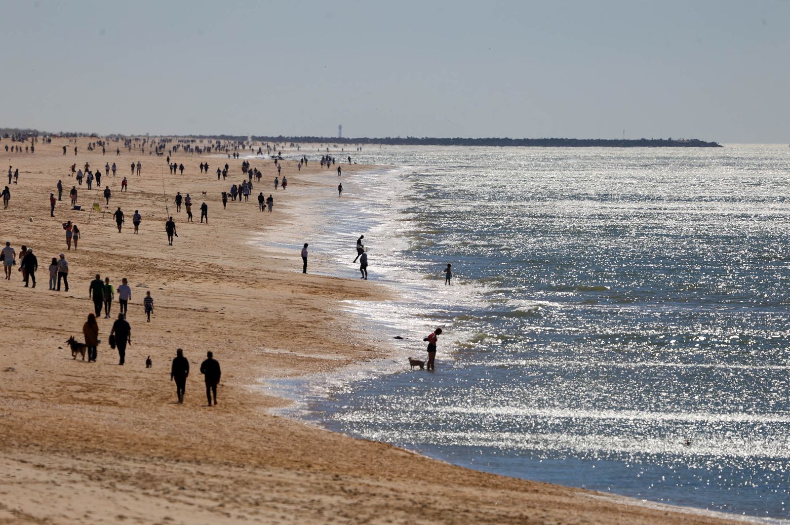 Imágenes del ambiente en las playas de Huelva