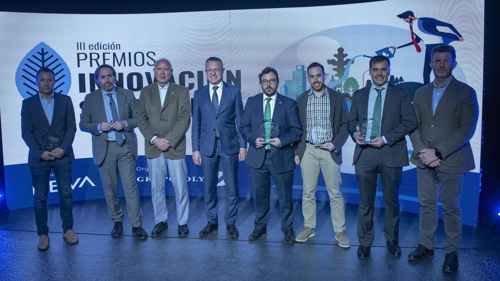 Los premiados posan juntos durante la gala.