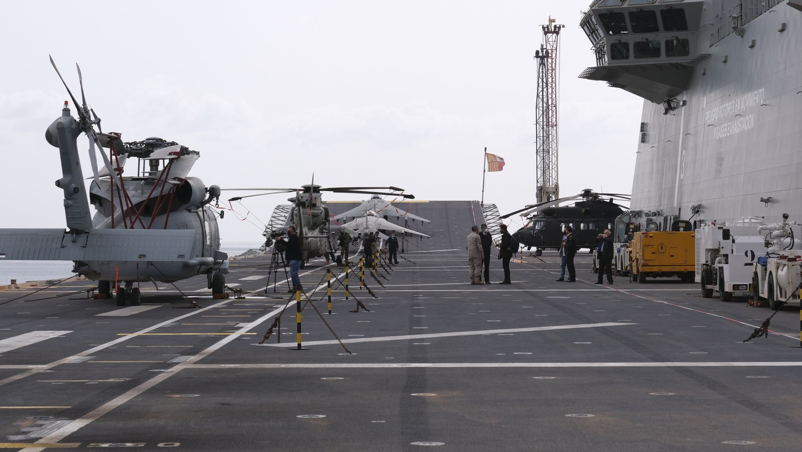 Fotogalería de la visita al portaaviones Juan Carlos I. Puerto de Almería.