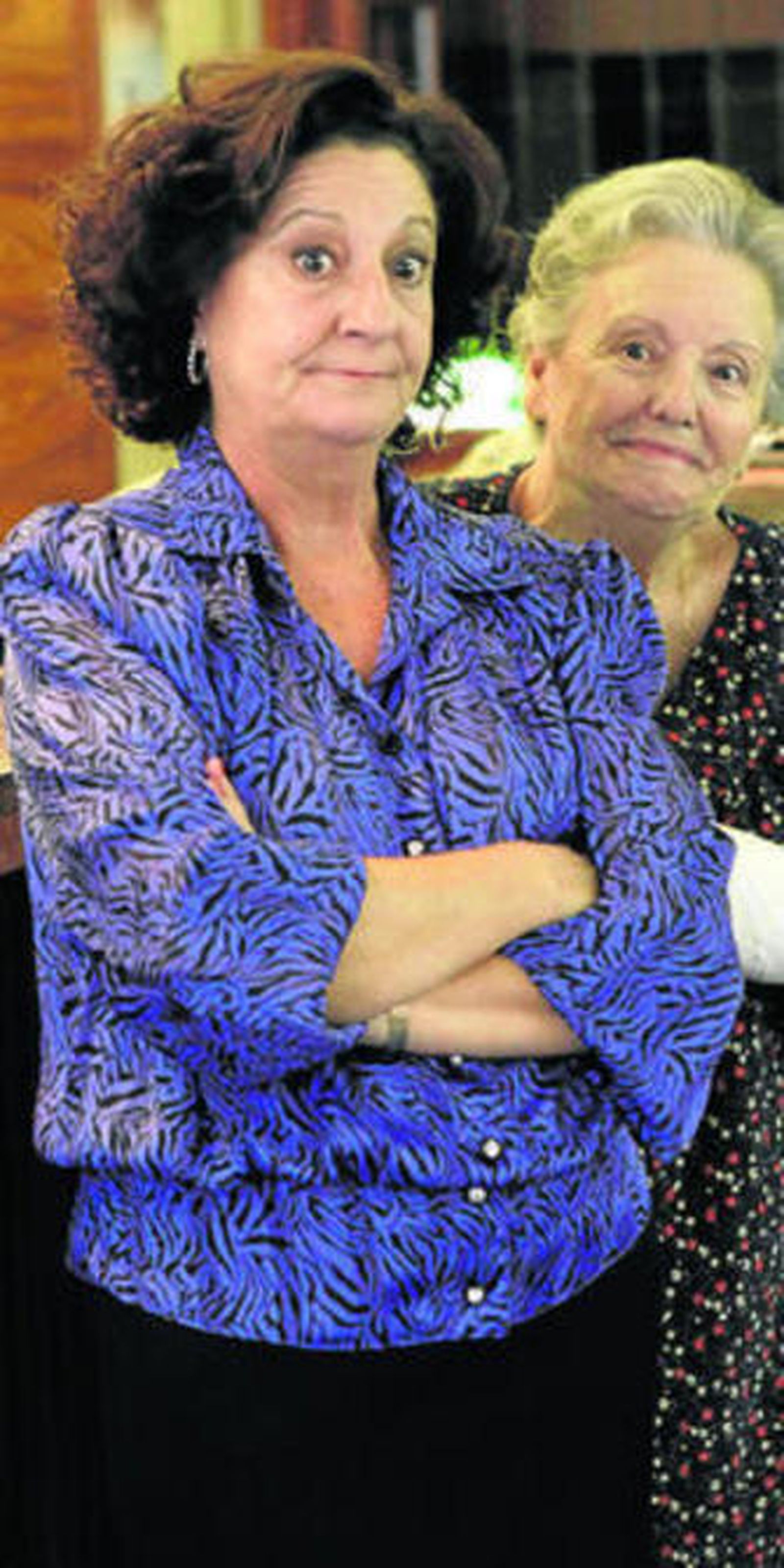 Rosario (Nieves), con María Galiana (Herminia en la serie), en una secuencia.