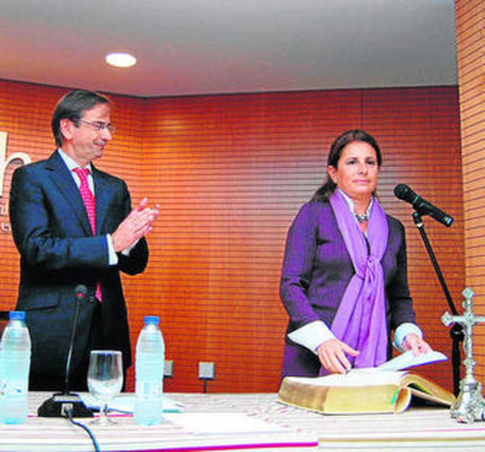 Peinado felicita a una nueva vocal tras su toma de posesión.