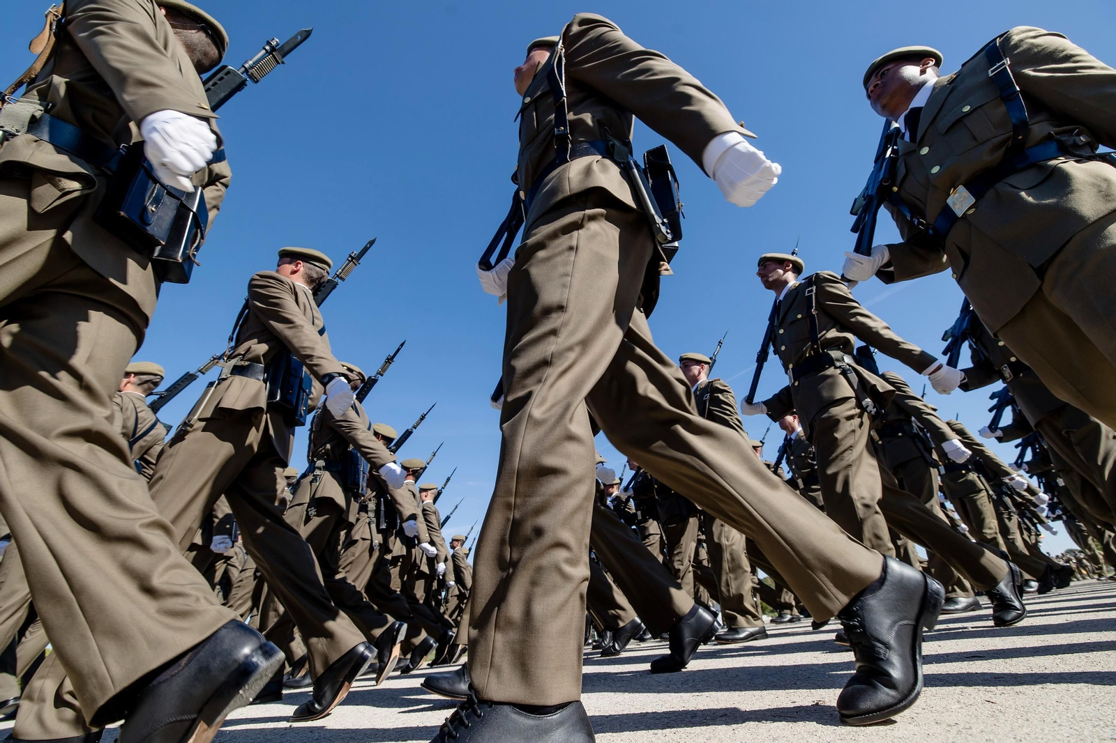 Soldados durante una jura de bandera en el centro de formación de Tierra en Camposoto.
