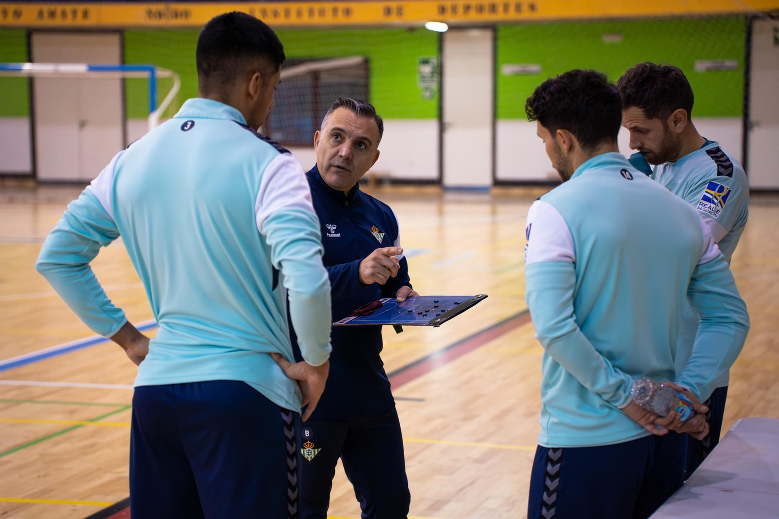 Bruno García da instrucciones a sus jugadores en unentrenamiento del Betis Futsal.