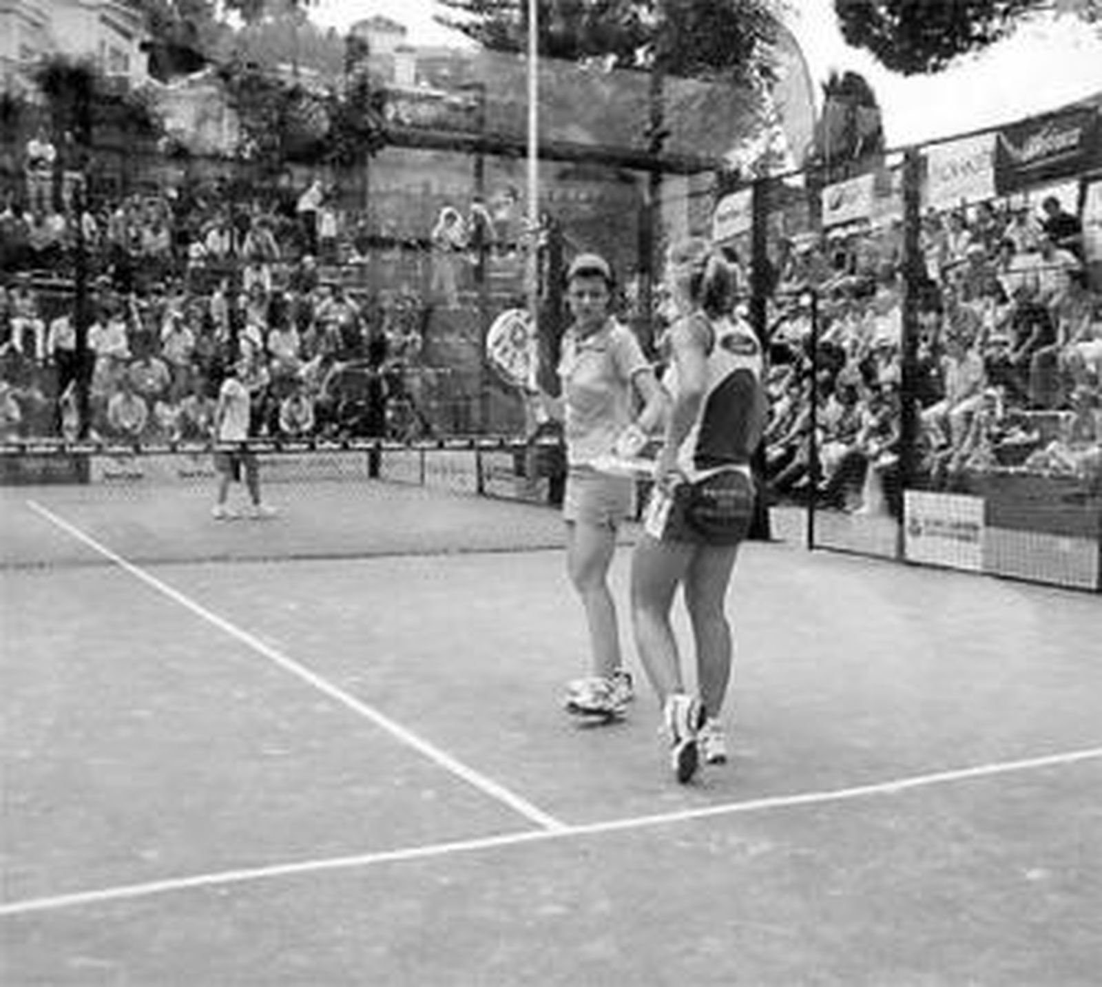 Carolina Navarro y su compañera en el Nacional de pádel.