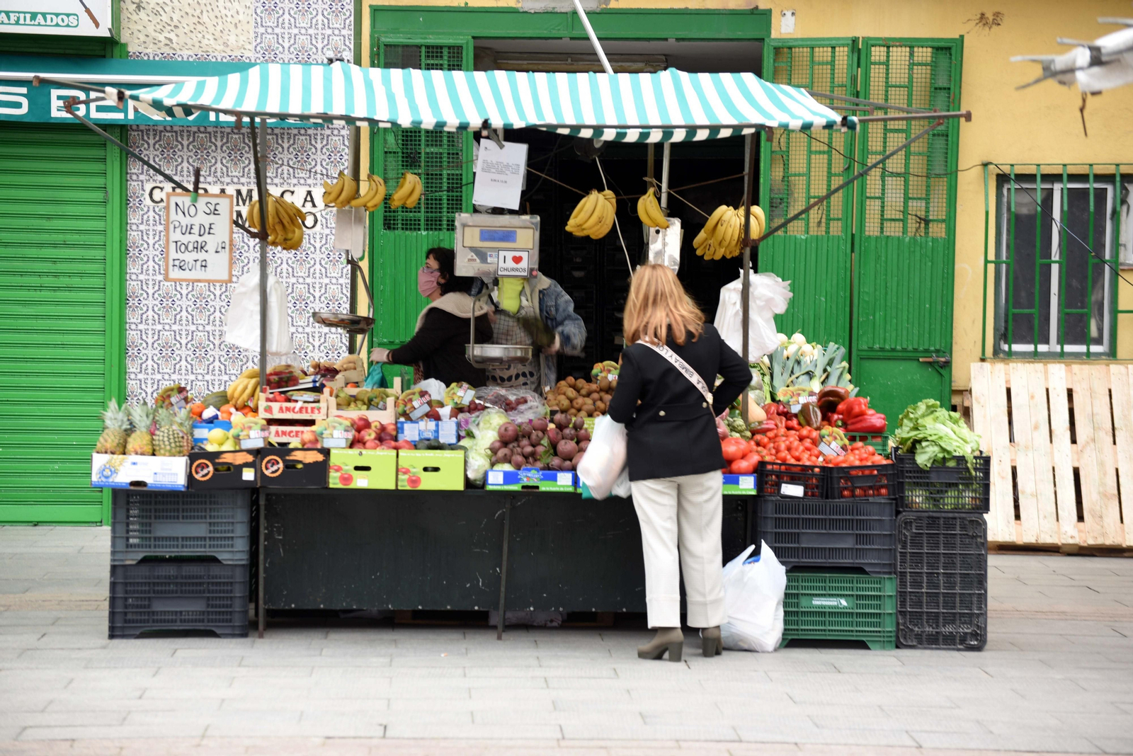 Un puesto junto al mercado, durante el estado de alarma.