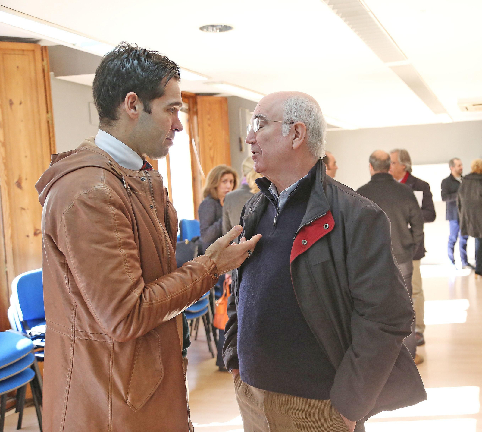 Ismael Jordi charla con Francisco López.