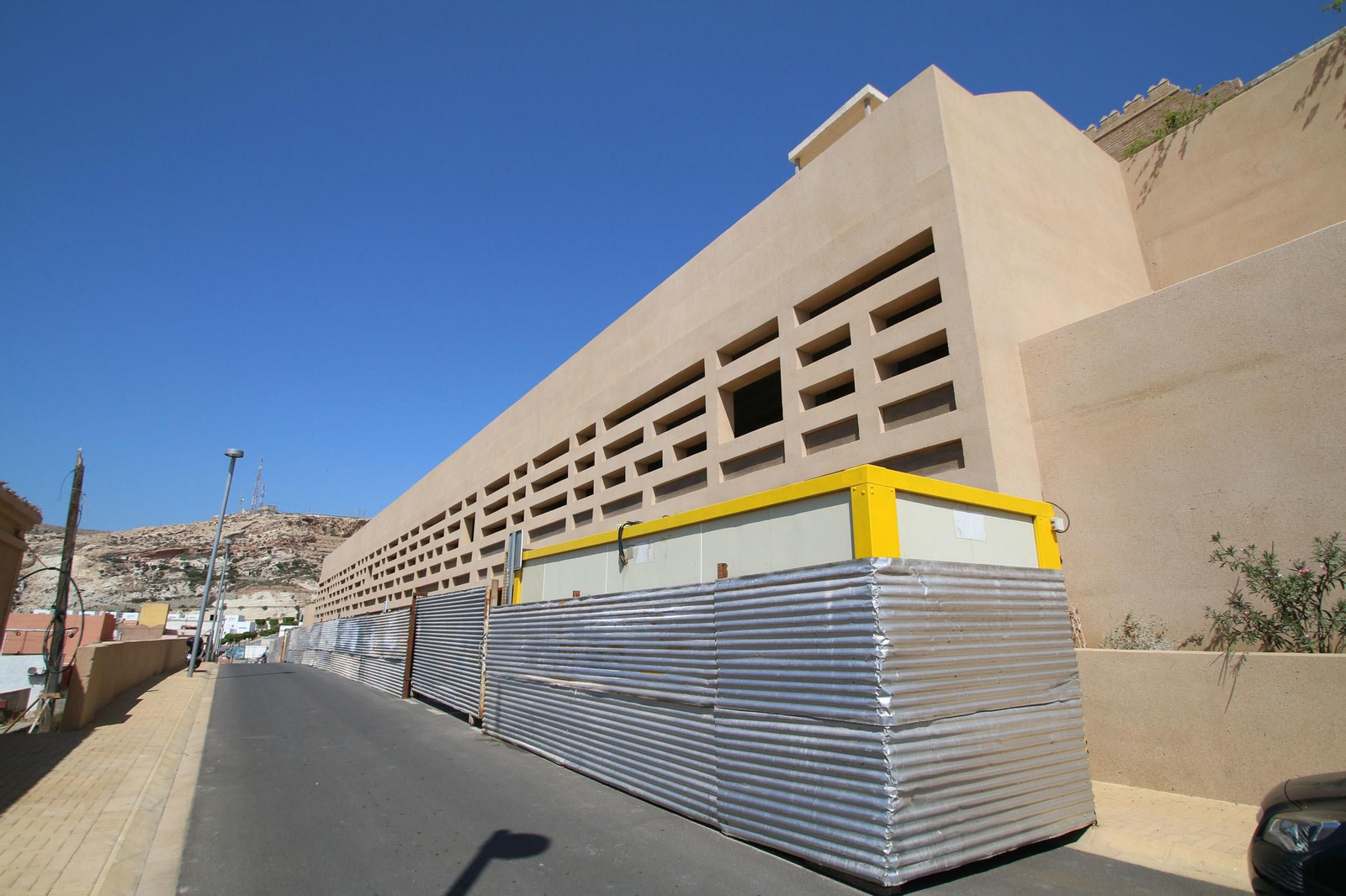Fachada exterior del nuevo edificio del Mesón Gitano, donde los trabajos continúan en su interior para la adaptación de los espacios.