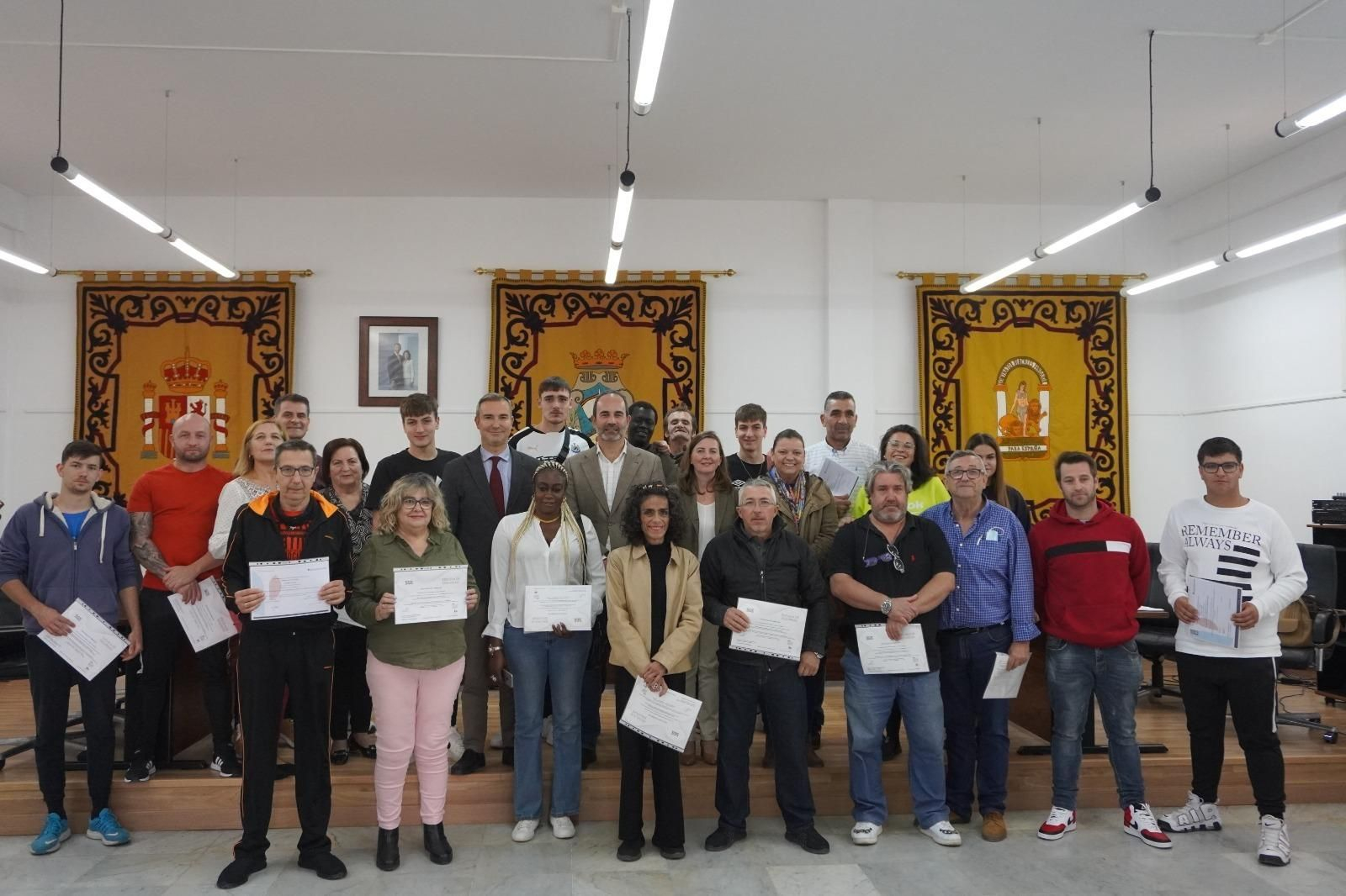 Entrega de certificados a los 27 alumnos en presencia del alcalde de Carboneras y el delegado de Empleo