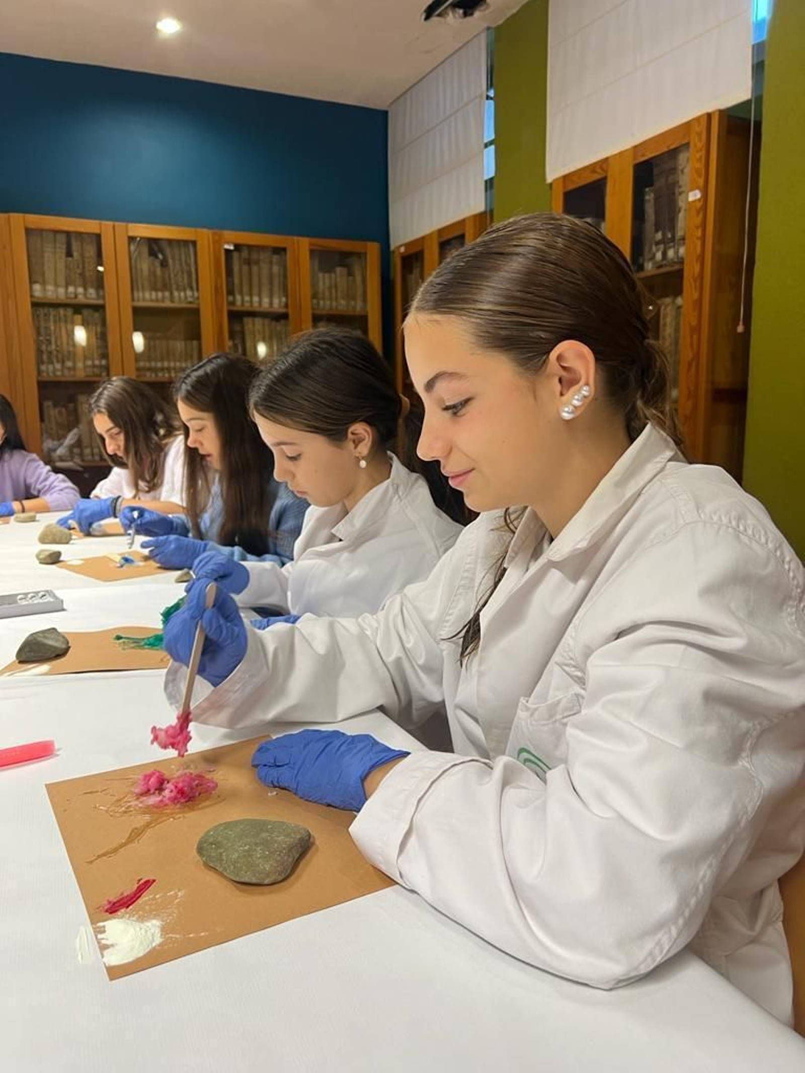 Así es 'Cantos del mar', la exposición con la que Ana Esther Maqueda está sorprendiendo a Jaén