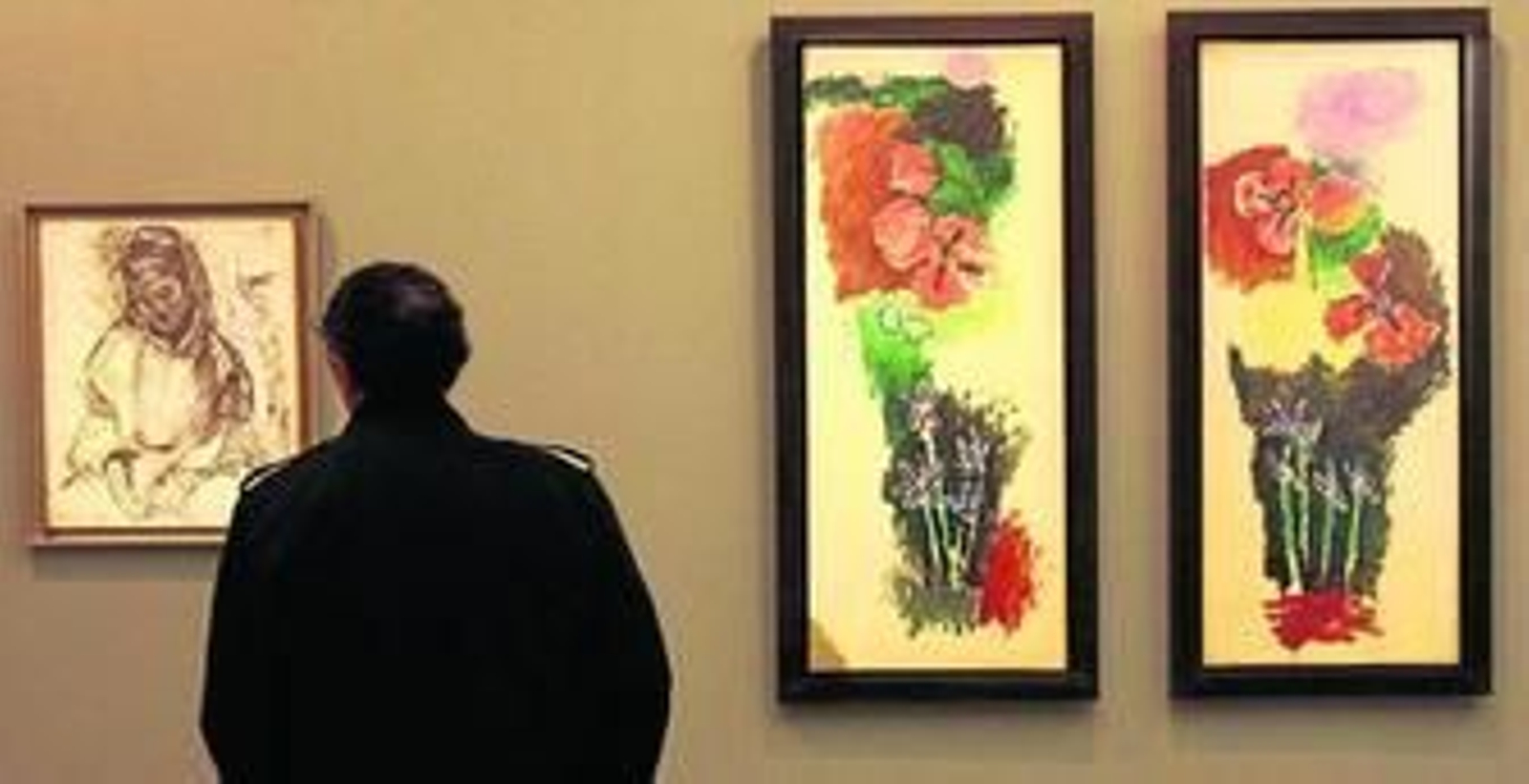 Un espectador mira alguna de las obras de la exposición.