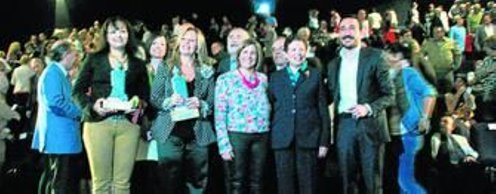 Foto de familia de los premiados de los VI Premios a los Valores Ciudadanos del PSOE local, junto a dirigentes de la formación.