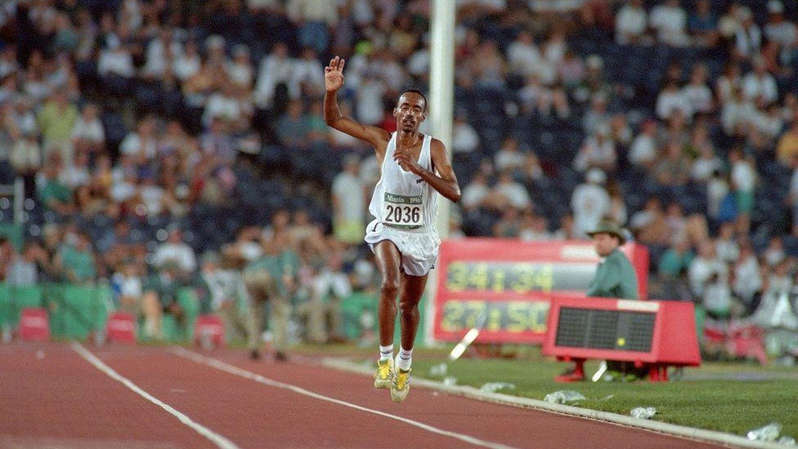 Maraheel, ovacionado, en la última vuelta de la prueba de diez mil metros, en la que quedó último.