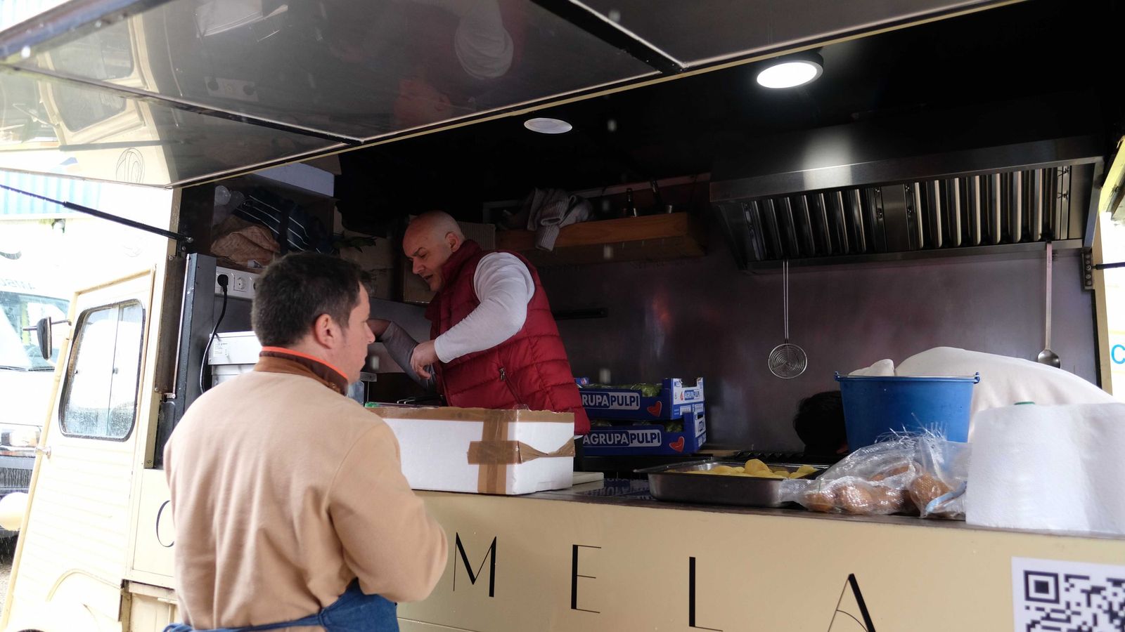 Miguel Herrera y Eduard Dusa preparando la furgoneta de comidas.