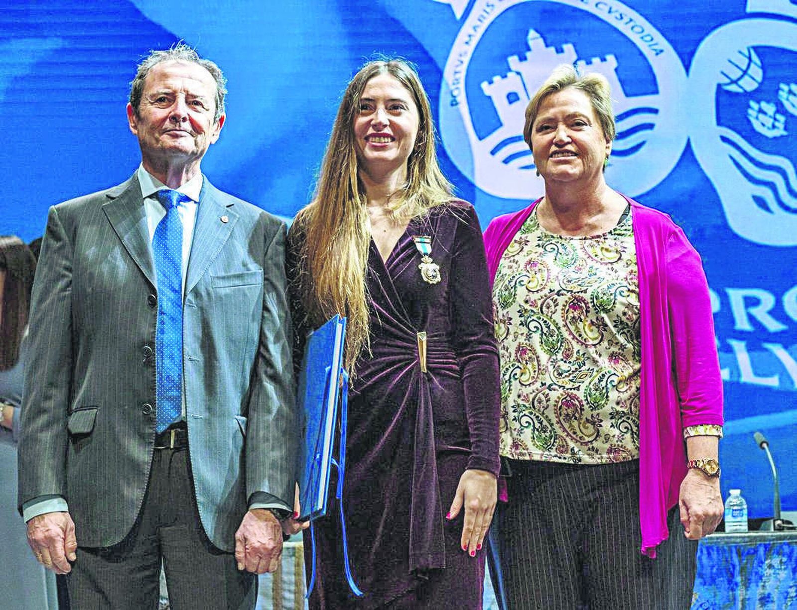 La galardonada Eva Laín arropada por sus familiares.