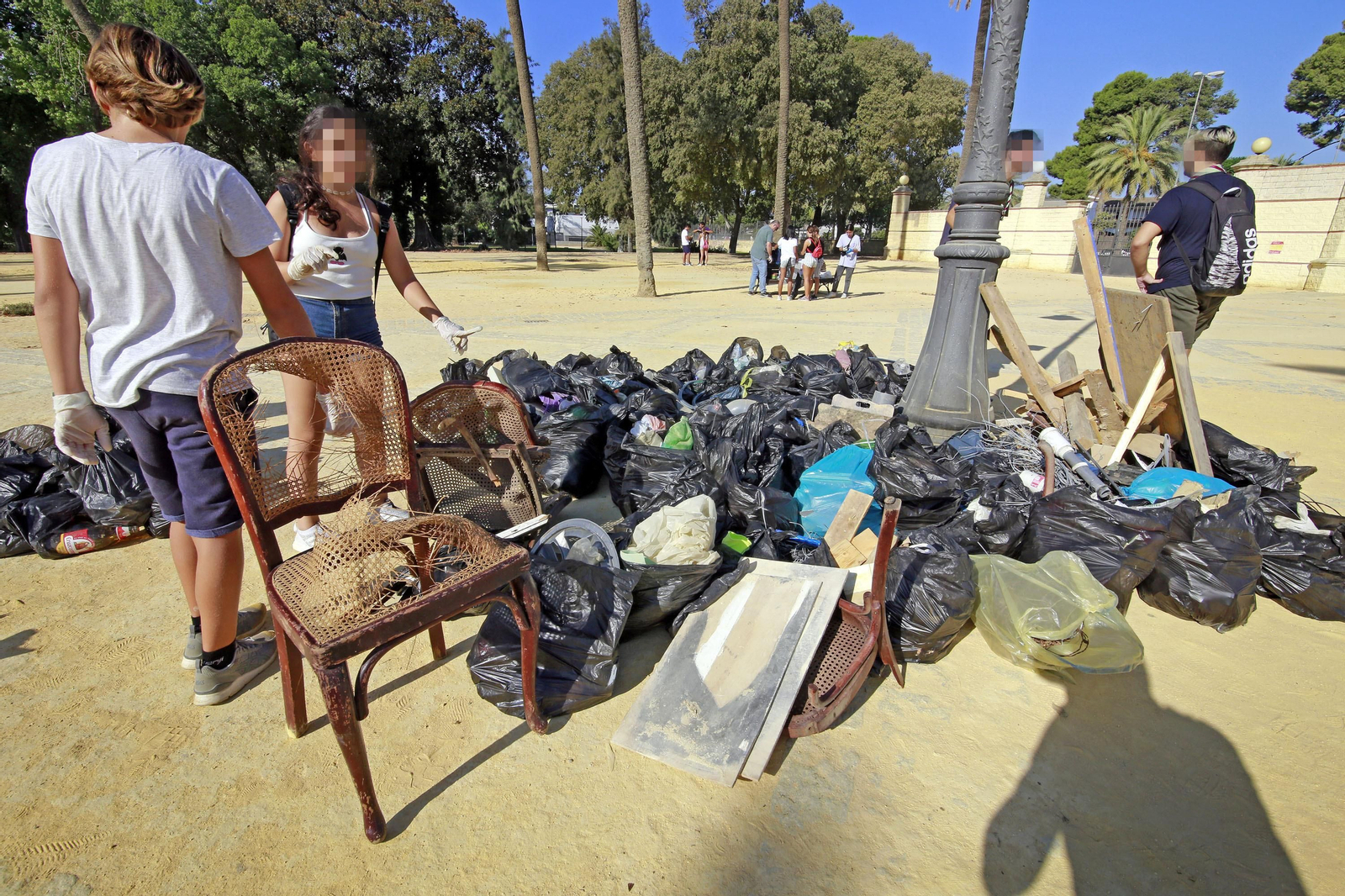 Imágenes del grupo juvenil Green Team Jerez limpiando en el Parque González Hontoria