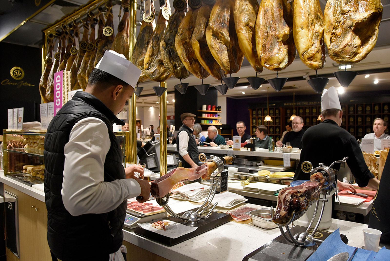 El cortador de jamón en plena faena en el espacio de Cinco Jotas.