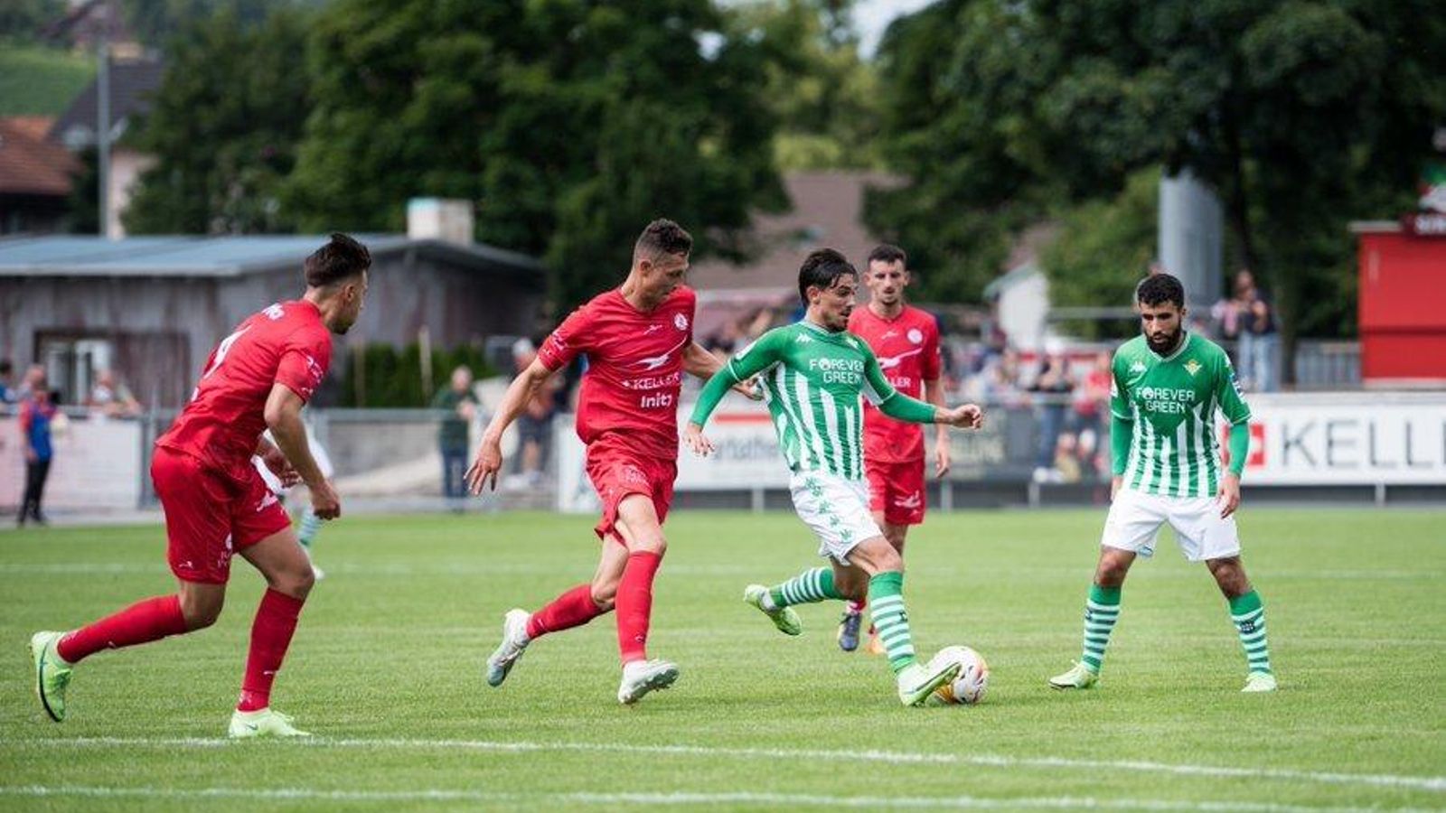 Rodri busca un pase durante el partido.