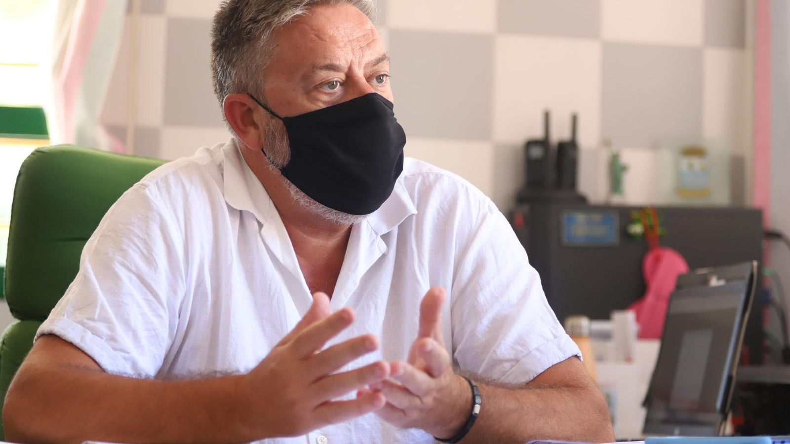 Enrique Jabares recibe a 'Huelva Información' en su despacho del CEIP El Puntal.