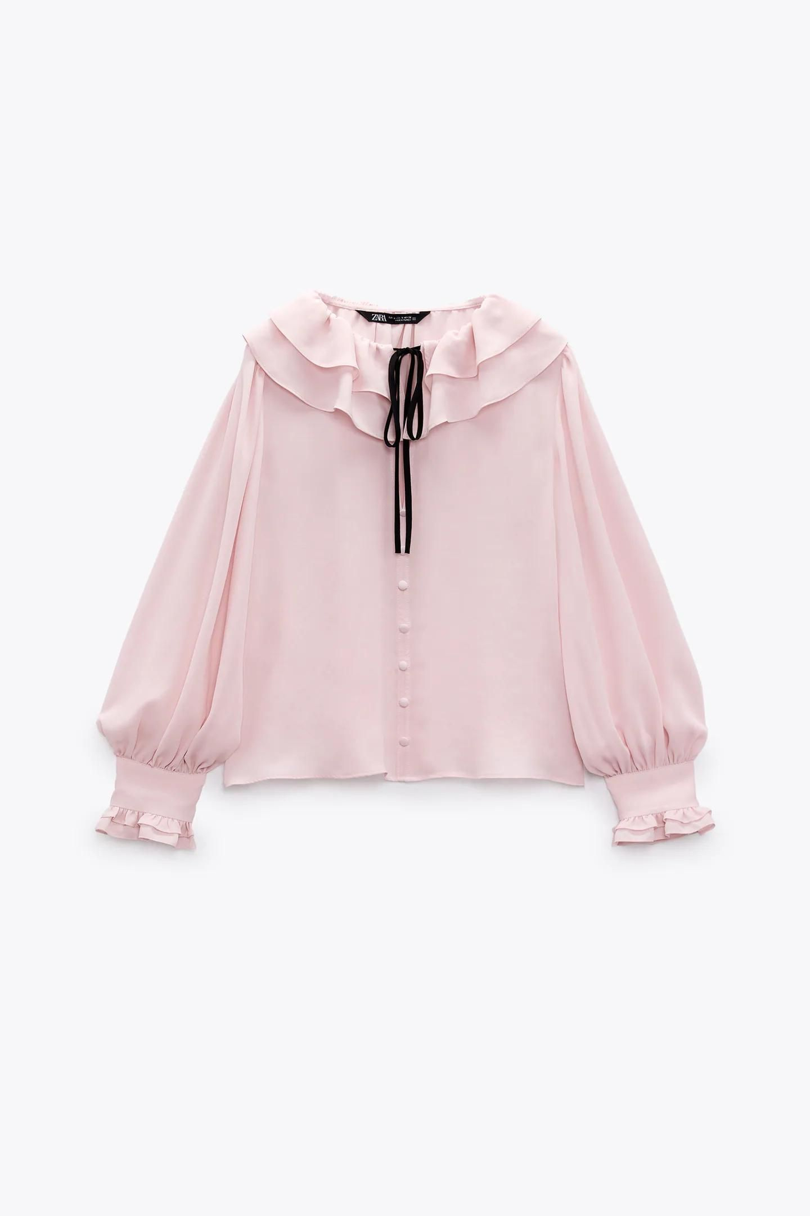 La blusa rosa con lazada de Zara.