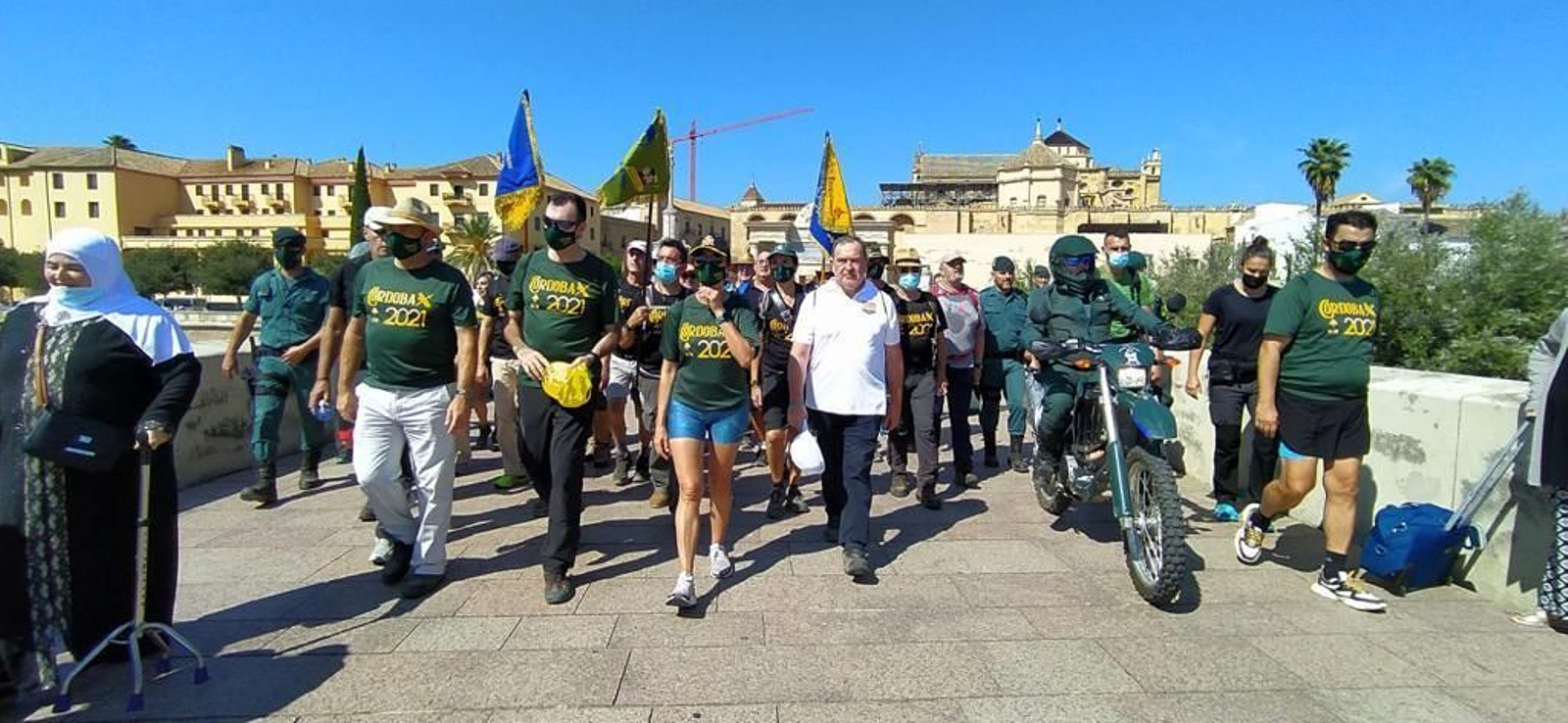 La marcha llega al Puente Romano de Córdoba.