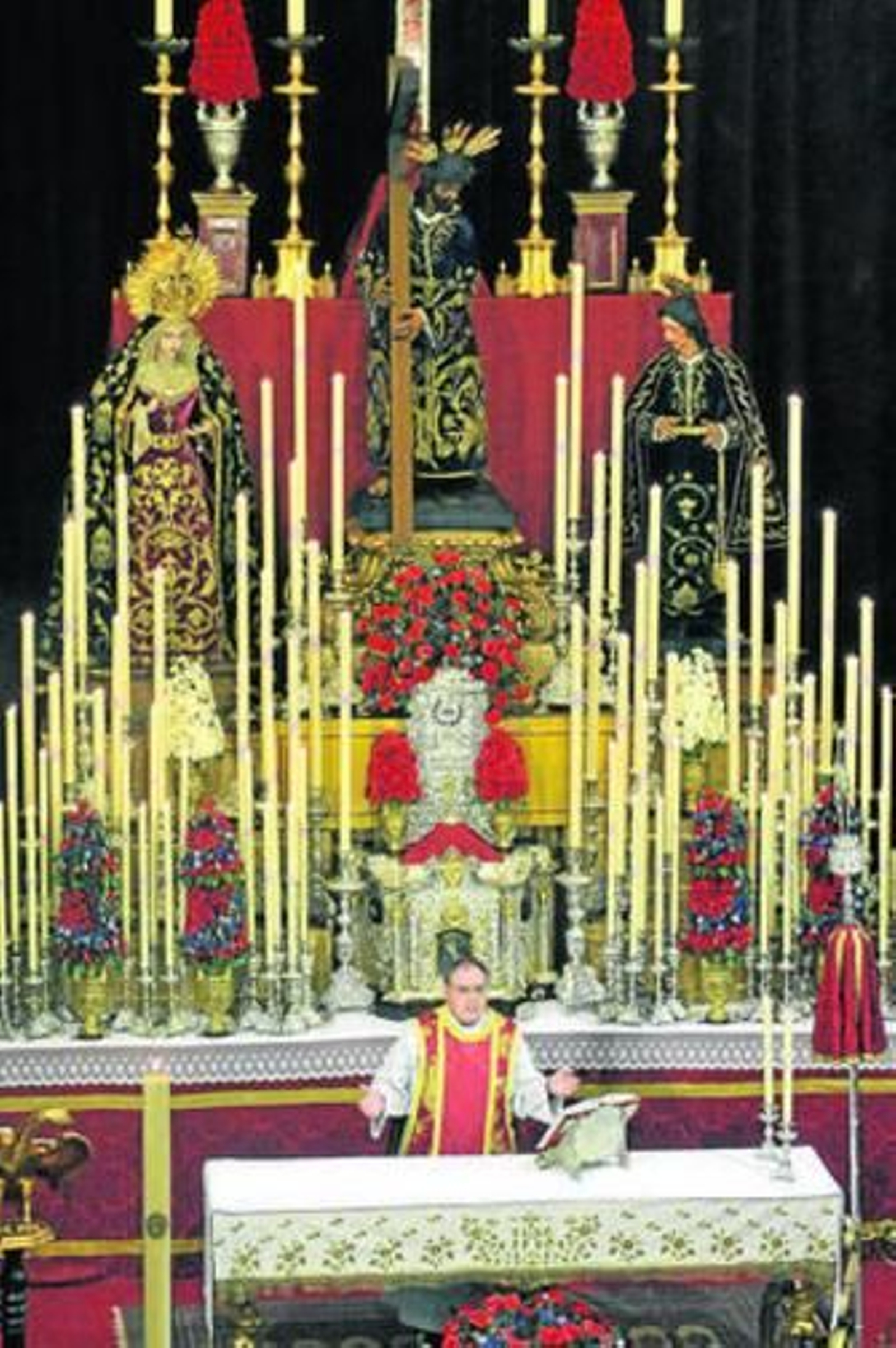 José María Gil Tamayo, ayer en el altar mayor de San Antonio Abad.