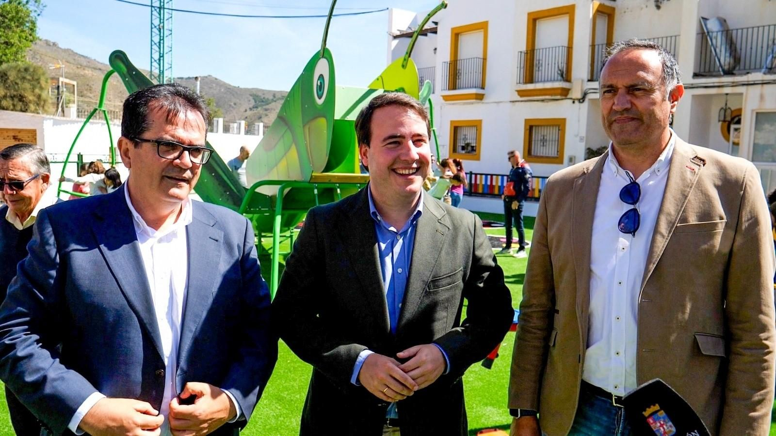 Antonio Jesús Rodríguez y Fernando Giménez y el alcalde, Baldomero Martínez.