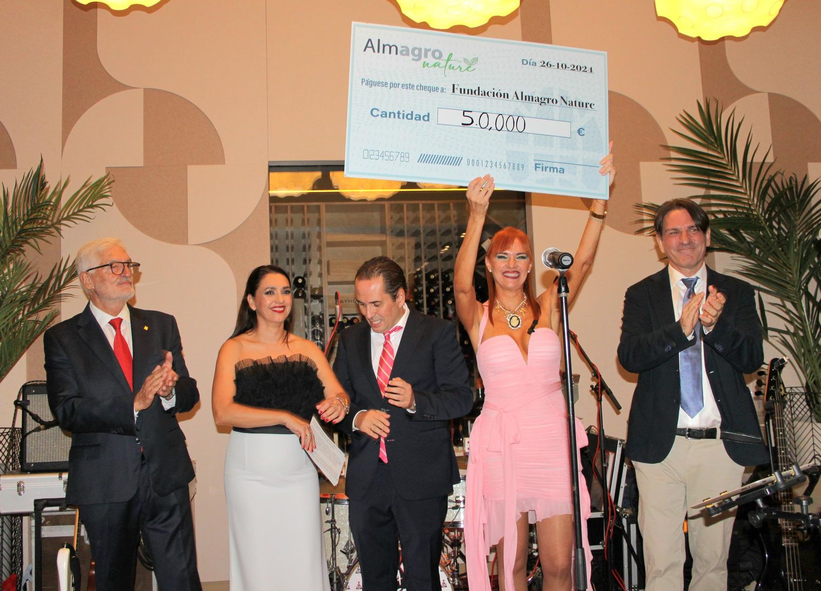 ALTEA recibe el cheque con la cantidad donada por Almagro Nature.