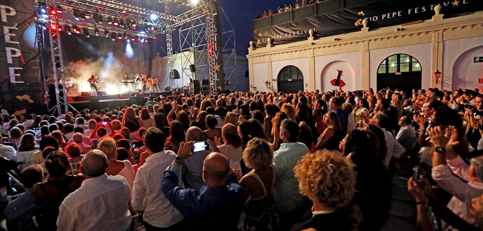 Un momento de la actuación de Rosario el pasado viernes en el patio de La Tonelería.