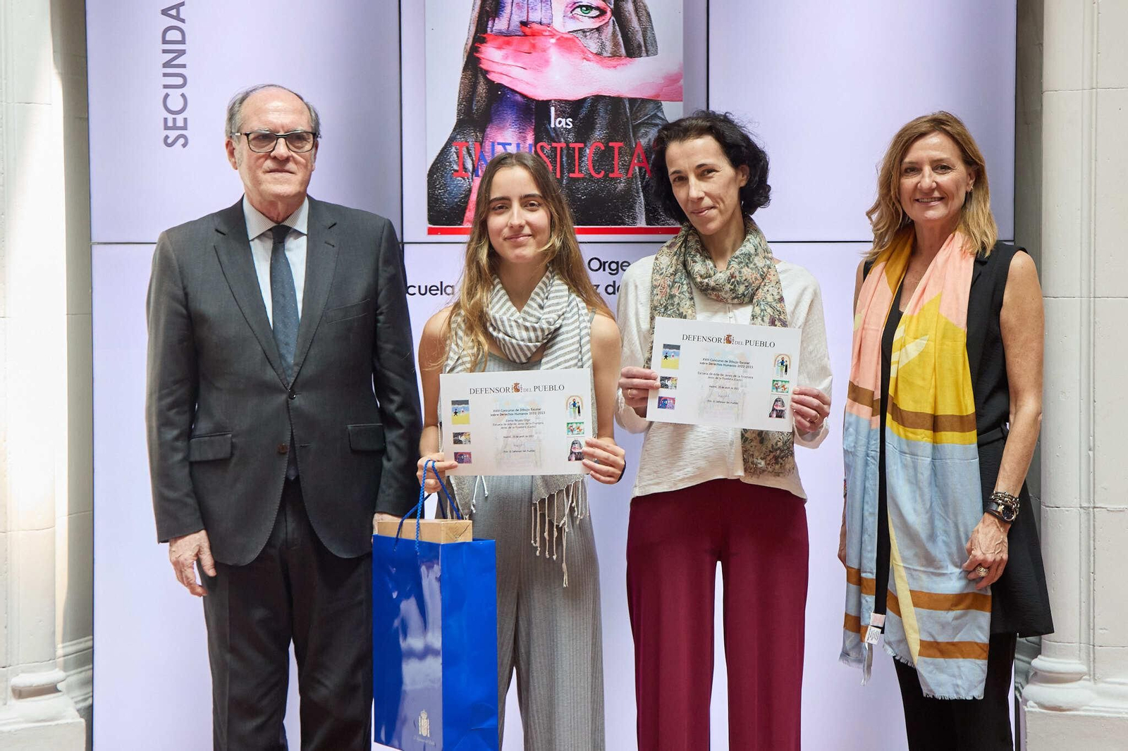 Elena Reyes Orge, tras recoger su premio de manos de Ángel Gabilondo, Defensor del Pueblo. Elena Reyes Orge, tras recoger su premio de manos de Ángel Gabilondo, Defensor del Pueblo.