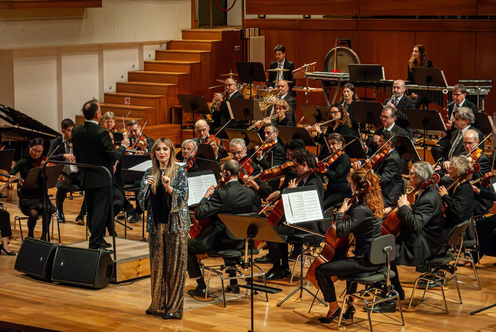 Gisela, de pie, durante el concierto en el Manuel de Falla.